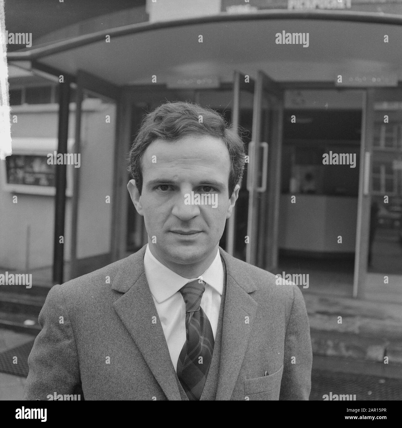 Der französische Regisseur Francois Truffaut für das Kino Cinétol, wo sein  Film spielt [Le Peau Douce?] während des Festivals Nouvelle Vague Datum:  15. März 1965 Ort: Amsterdam, Noord-Holland Schlüsselwörter: Kinos, Filme,  Porträts,