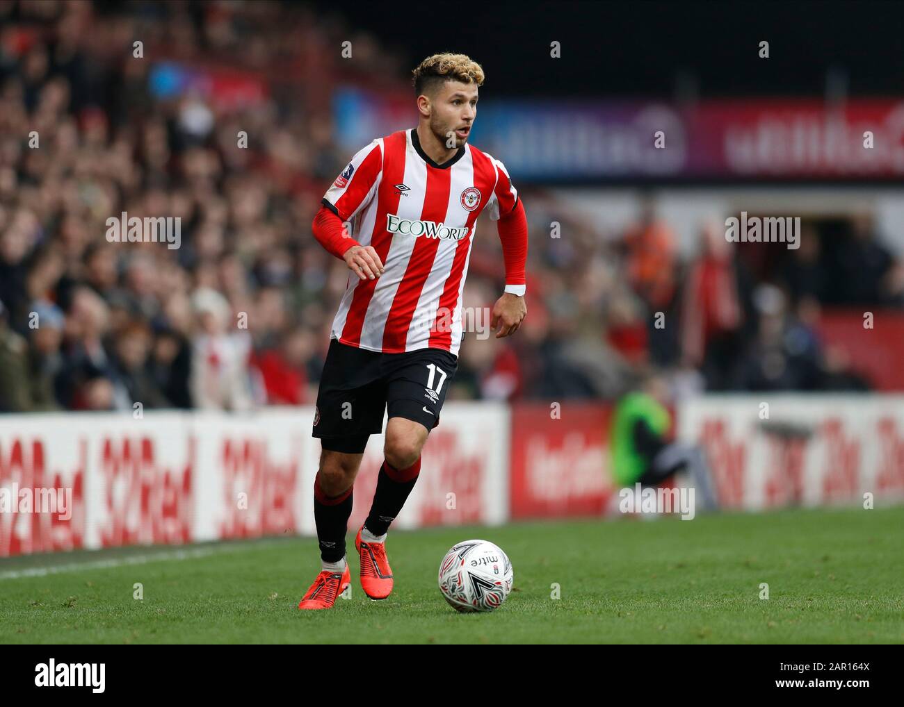 Griffin Park, London, Großbritannien. Januar 2020. English FA Cup Football, Brentford FC gegen Leicester City; Emiliano Marcondes of Brentford - Ausschließlich redaktionelle Verwendung. Keine Verwendung mit nicht autorisierten Audio-, Video-, Daten-, Regallisten-, Club-/Liga-Logos oder Live-Diensten. Die Online-Nutzung ist auf 120 Bilder beschränkt, keine Videoemulation. Keine Verwendung bei Wetten, Spielen oder Einzelspielen/Liga-/Spielerveröffentlichungen Credit: Action Plus Sports/Alamy Live News Stockfoto