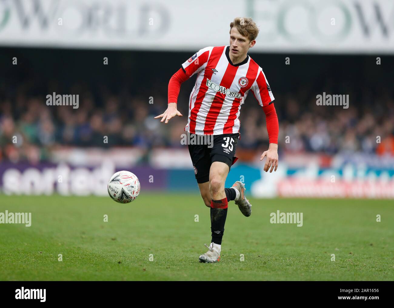 Griffin Park, London, Großbritannien. Januar 2020. English FA Cup Football, Brentford FC gegen Leicester City; Mads Roerslev von Brentford - Ausschließlich redaktionelle Verwendung. Keine Verwendung mit nicht autorisierten Audio-, Video-, Daten-, Regallisten-, Club-/Liga-Logos oder Live-Diensten. Die Online-Nutzung ist auf 120 Bilder beschränkt, keine Videoemulation. Keine Verwendung bei Wetten, Spielen oder Einzelspielen/Liga-/Spielerveröffentlichungen Credit: Action Plus Sports/Alamy Live News Stockfoto