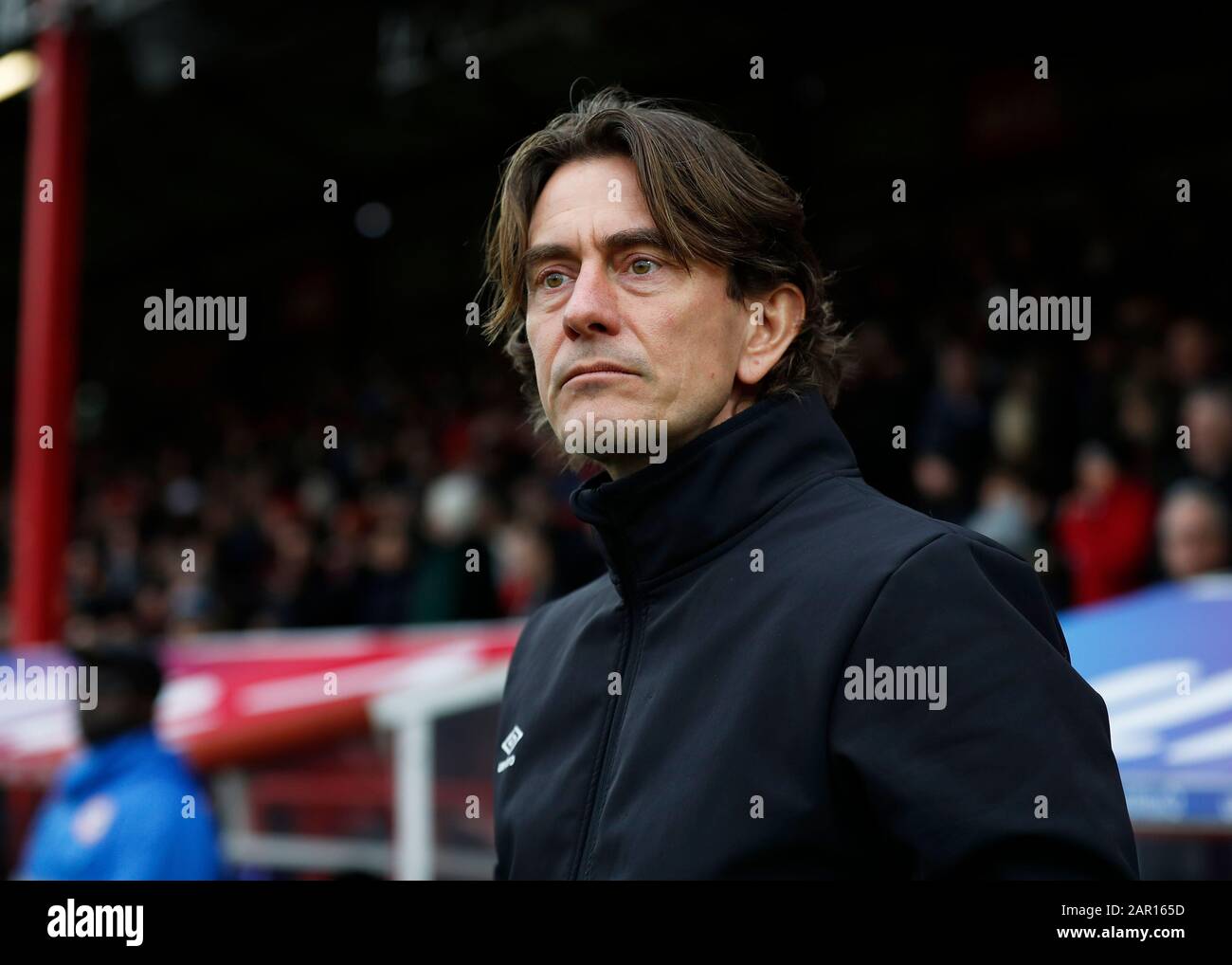 Griffin Park, London, Großbritannien. Januar 2020. English FA Cup Football, Brentford FC versus Leicester City; Brentford Manager Thomas Frank sieht aus - Ausschließlich redaktionelle Verwendung. Keine Verwendung mit nicht autorisierten Audio-, Video-, Daten-, Regallisten-, Club-/Liga-Logos oder Live-Diensten. Die Online-Nutzung ist auf 120 Bilder beschränkt, keine Videoemulation. Keine Verwendung bei Wetten, Spielen oder Einzelspielen/Liga-/Spielerveröffentlichungen Credit: Action Plus Sports/Alamy Live News Stockfoto