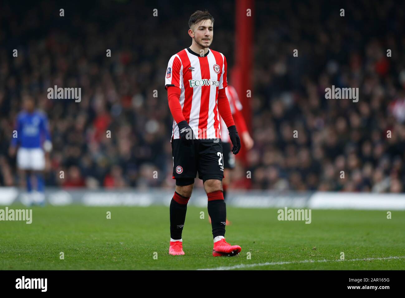 Griffin Park, London, Großbritannien. Januar 2020. English FA Cup Football, Brentford FC gegen Leicester City; Halil Dervisoglu von Brentford - Ausschließlich redaktionelle Verwendung. Keine Verwendung mit nicht autorisierten Audio-, Video-, Daten-, Regallisten-, Club-/Liga-Logos oder Live-Diensten. Die Online-Nutzung ist auf 120 Bilder beschränkt, keine Videoemulation. Keine Verwendung bei Wetten, Spielen oder Einzelspielen/Liga-/Spielerveröffentlichungen Credit: Action Plus Sports/Alamy Live News Stockfoto