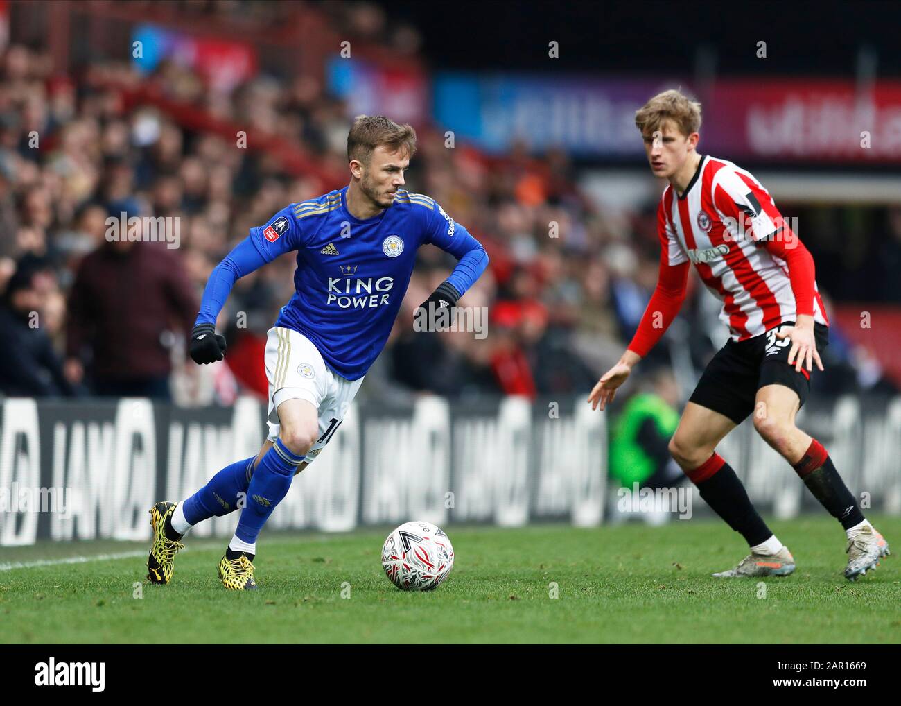Griffin Park, London, Großbritannien. Januar 2020. English FA Cup Football, Brentford FC gegen Leicester City; James Maddison von Leicester City - Ausschließlich redaktionelle Verwendung. Keine Verwendung mit nicht autorisierten Audio-, Video-, Daten-, Regallisten-, Club-/Liga-Logos oder Live-Diensten. Die Online-Nutzung ist auf 120 Bilder beschränkt, keine Videoemulation. Keine Verwendung bei Wetten, Spielen oder Einzelspielen/Liga-/Spielerveröffentlichungen Credit: Action Plus Sports/Alamy Live News Stockfoto