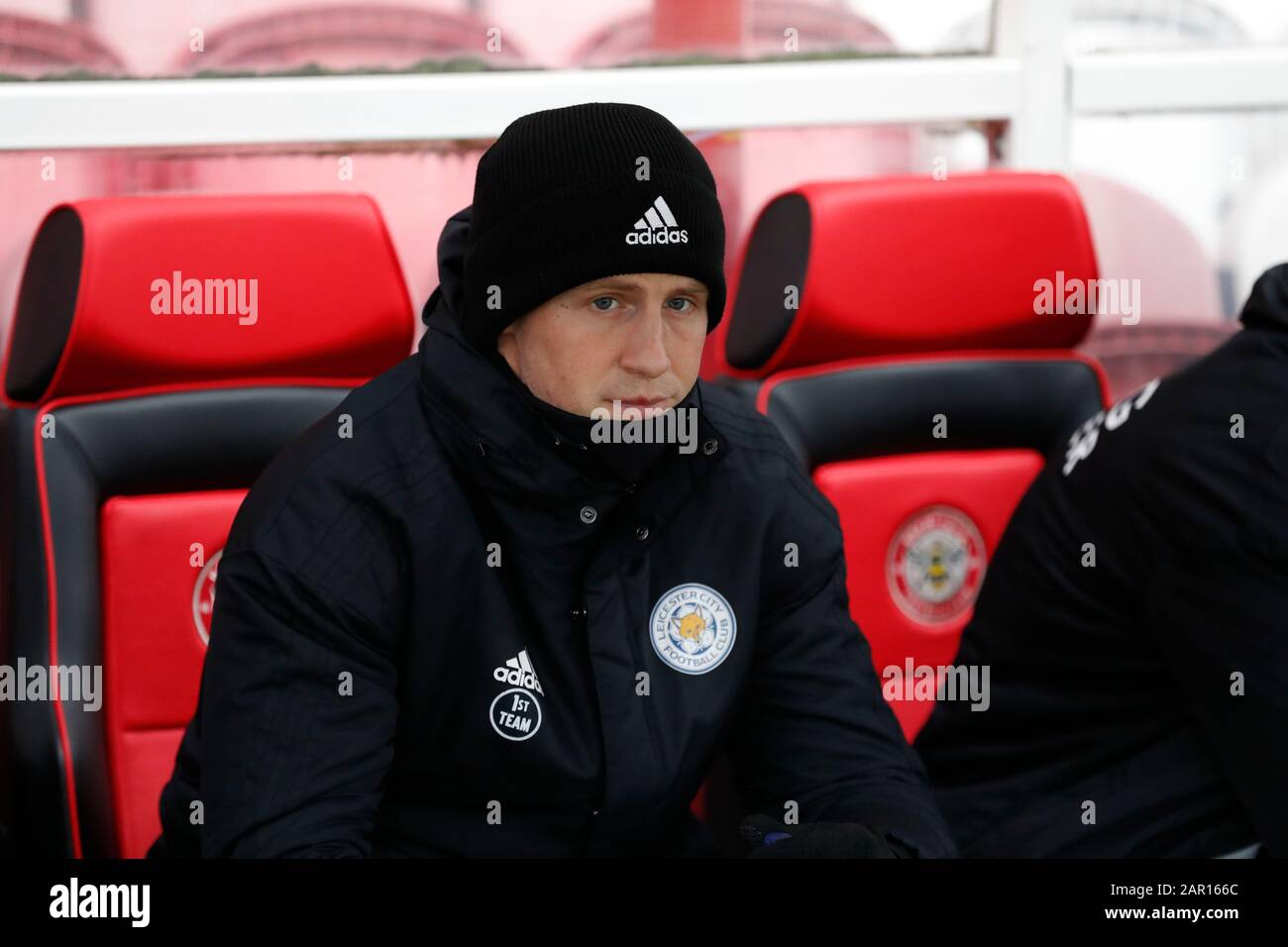 Griffin Park, London, Großbritannien. Januar 2020. English FA Cup Football, Brentford FC gegen Leicester City; Torhüter Kasper Schmeichel von Leicester City im Dugout - Ausschließlich redaktioneller Einsatz. Keine Verwendung mit nicht autorisierten Audio-, Video-, Daten-, Regallisten-, Club-/Liga-Logos oder Live-Diensten. Die Online-Nutzung ist auf 120 Bilder beschränkt, keine Videoemulation. Keine Verwendung bei Wetten, Spielen oder Einzelspielen/Liga-/Spielerveröffentlichungen Credit: Action Plus Sports/Alamy Live News Stockfoto