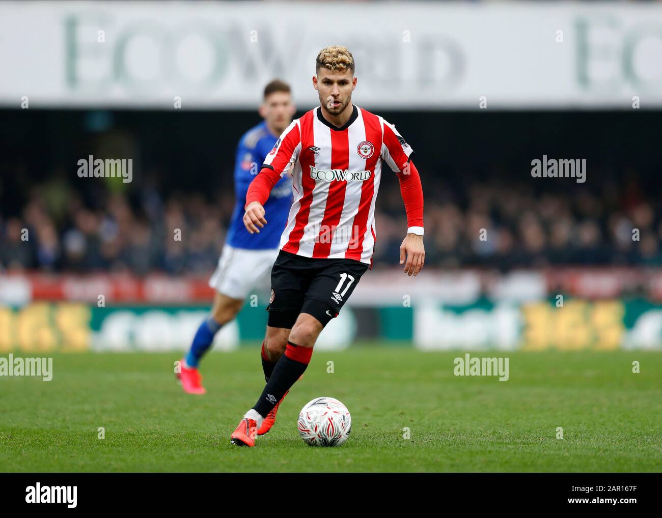 Griffin Park, London, Großbritannien. Januar 2020. English FA Cup Football, Brentford FC gegen Leicester City; Emiliano Marcondes of Brentford - Ausschließlich redaktionelle Verwendung. Keine Verwendung mit nicht autorisierten Audio-, Video-, Daten-, Regallisten-, Club-/Liga-Logos oder Live-Diensten. Die Online-Nutzung ist auf 120 Bilder beschränkt, keine Videoemulation. Keine Verwendung bei Wetten, Spielen oder Einzelspielen/Liga-/Spielerveröffentlichungen Credit: Action Plus Sports/Alamy Live News Stockfoto