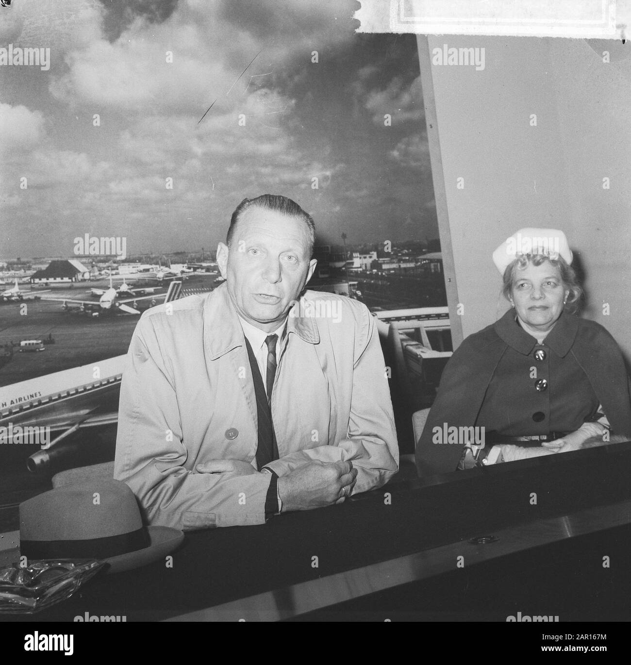 Prof. Zaneveld während einer Pressekonferenz in Schiphol. Zaneveld ist Rektor des William and Mary College in Norfolk, Virginia. Er ist gerade von einem zweimonatigen Aufenthalt auf dem amerikanischen Antarktis-Stützpunkt Mac-Murdo zurückgekehrt, wo er von der US-Regierung beauftragt wurde. Es war sein 2. Expeditionstermin: 26. März 1965 Ort: Noord-Holland, Schiphol Schlüsselwörter: Ankünfte, Biologen, Pressekonferenzen, Polarexpeditionen persönlicher Name: Zaneveld Stockfoto