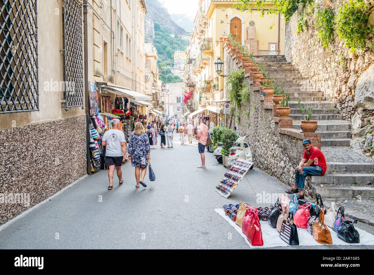 Städtische Szene von Taormina, Sizilien. Historische Taormina ist ein wichtiges touristisches Ziel in Sizilien. Stockfoto