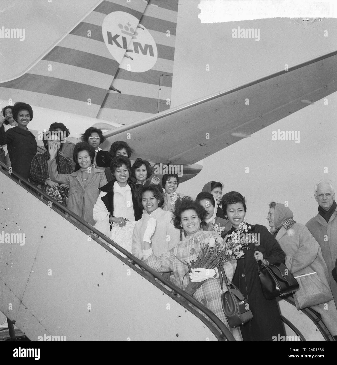 Fünfzehn Krankenschwestern aus den Philippinen auf Schiphol kamen am 26. März 1965 Ort: Noord-Holland, Schiphol Schlüsselwörter: Krankenschwester Stockfoto