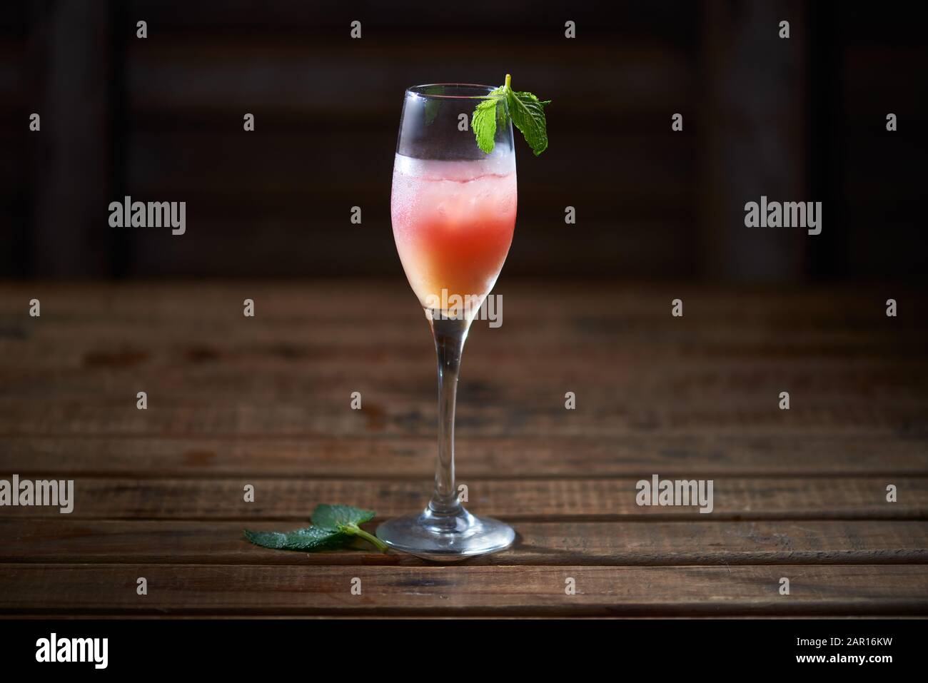 Erfrischende Cocktails mit tropischen Früchten Stockfoto