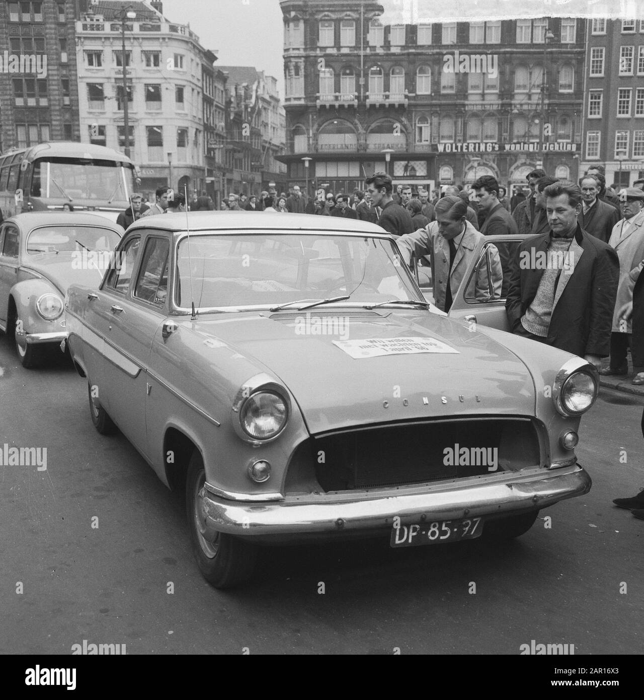 Taxifahrer streiken, mit eigenen Autos kamen die Fahrer zum Vorführen (auf den Türpapieren) Datum: 8. April 1965 Schlagwörter: TAXIDRIVERS, Autos, Demonstrationen Stockfoto