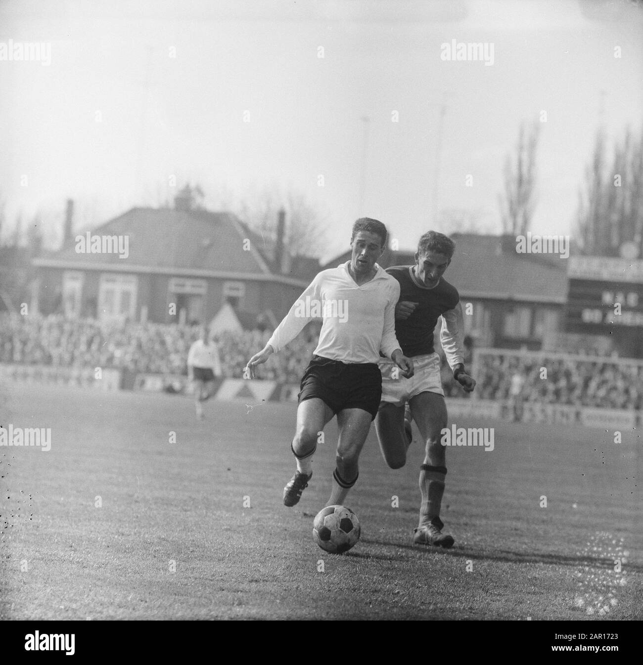Los Geht gegen NAC 2-0, Somer (GA) im Duell mit Vermeulen (NAC) Datum: 11. April 1965 Schlüsselwörter: Sport, Fußball-Institution Name: Go Ahead Stockfoto