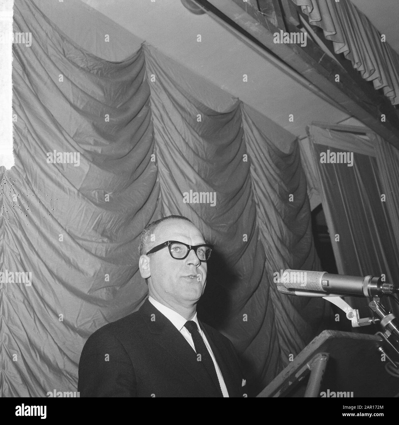 Herr M. Vrolijk (PvdA): Minister für Kultur, Erholung und soziale Arbeit Datum: 12. April 1965 Ort: Den Haag, Zuid-Holland Schlüsselwörter: Minister Personenname: Vrolijk, Maarten Stockfoto