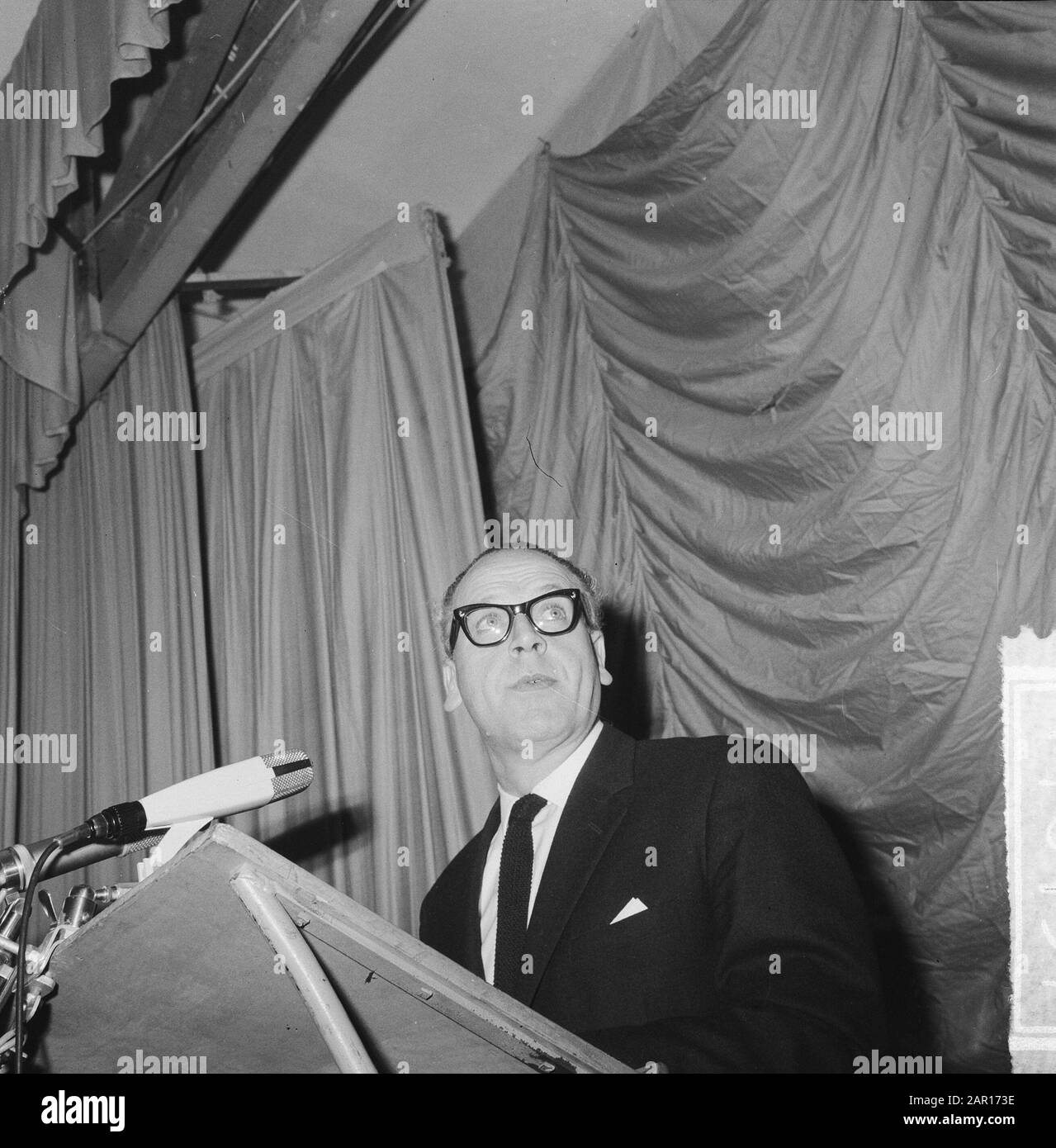 Herr M. Vrolijk (PvdA): Minister für Kultur, Erholung und soziale Arbeit Datum: 12. April 1965 Ort: Den Haag, Zuid-Holland Schlüsselwörter: Minister Personenname: Vrolijk, Maarten Stockfoto