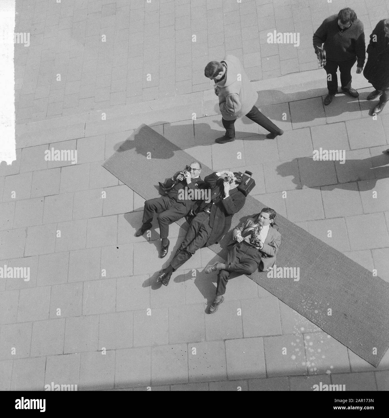 Kamp Houtust 1965 von Alderman mr eröffnet. M. Vrolijk van den Haag, während der Eröffnung am 9. April 1965 Ort: Den Haag, Zuid-Holland Schlüsselwörter: Eröffnungen, Fotografen, Ledermänner Personenname: Vrolijk, Maarten Stockfoto