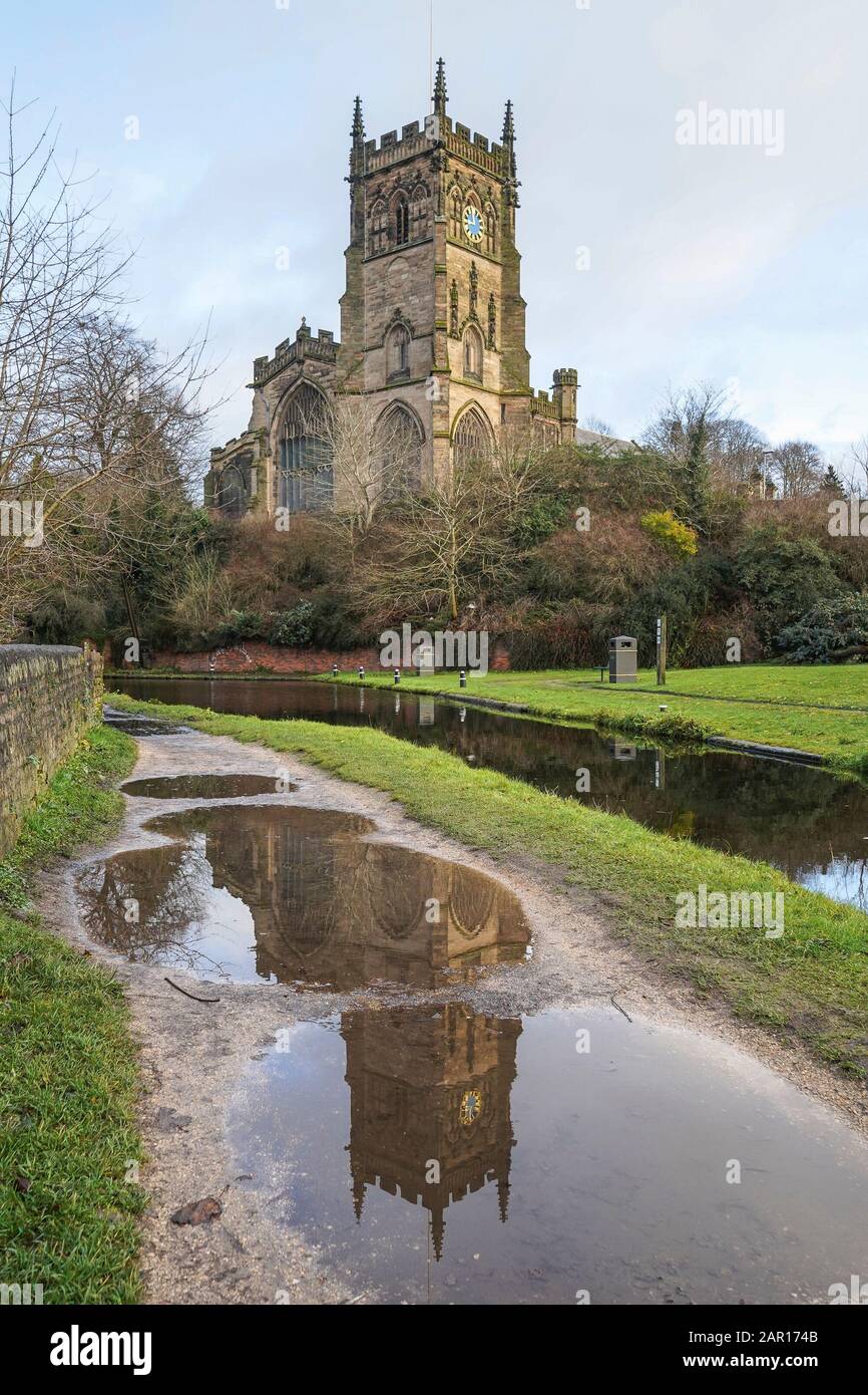 St. Mary's Church, Kidderminster, Worcestershire & Reflection of Church Tower in Big Puddle on Canal Towpath, nach Regenfällen. UK, britische Kirchen. Stockfoto
