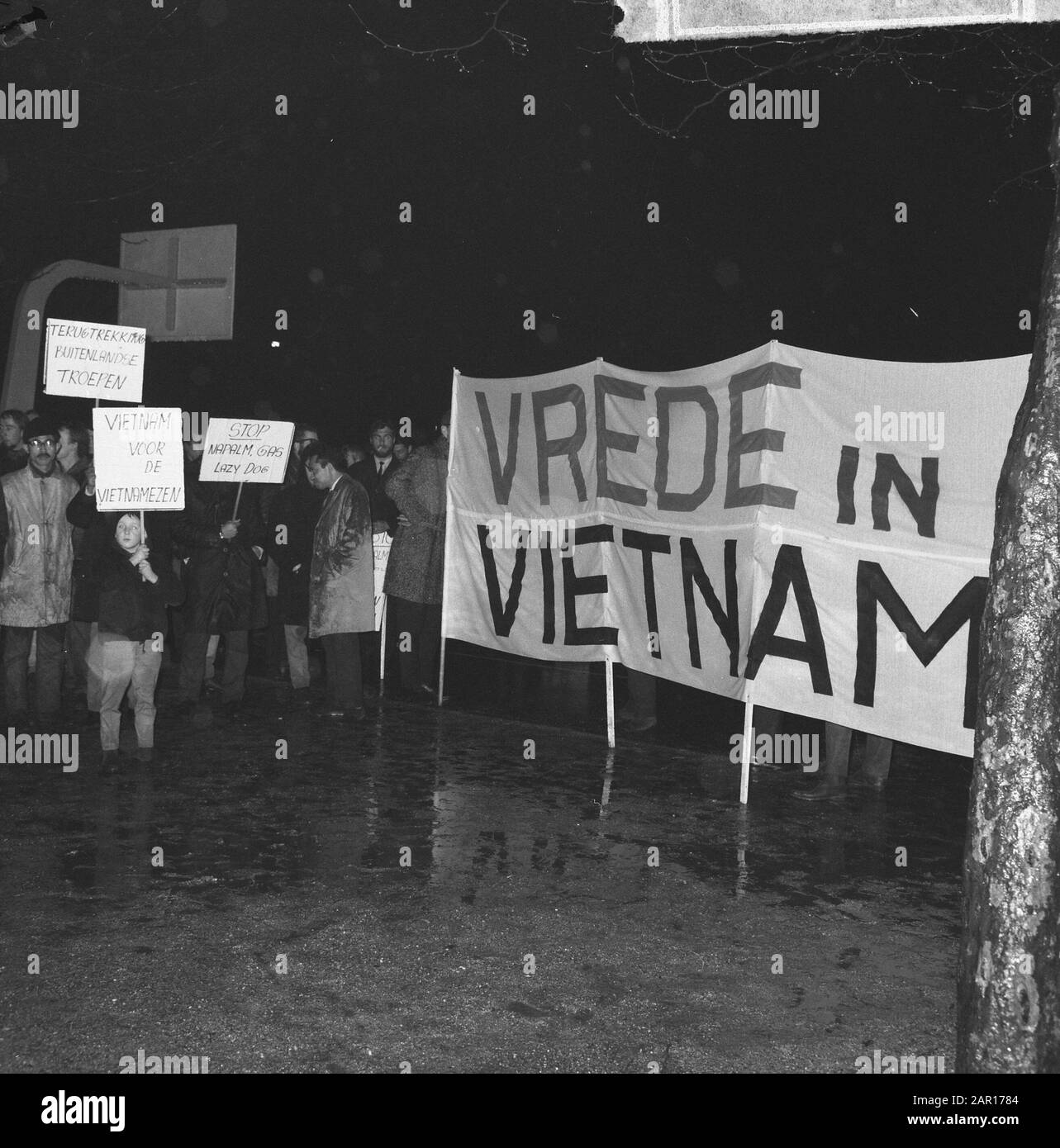 Protestdemonstration gegen Amerika in der Vietnam-Frage wurde von einem Sprecher bekannt gegeben, dass die Demonstration am Ende sei: 15. April 1965 Schlüsselwörter: Demonstrationen Stockfoto