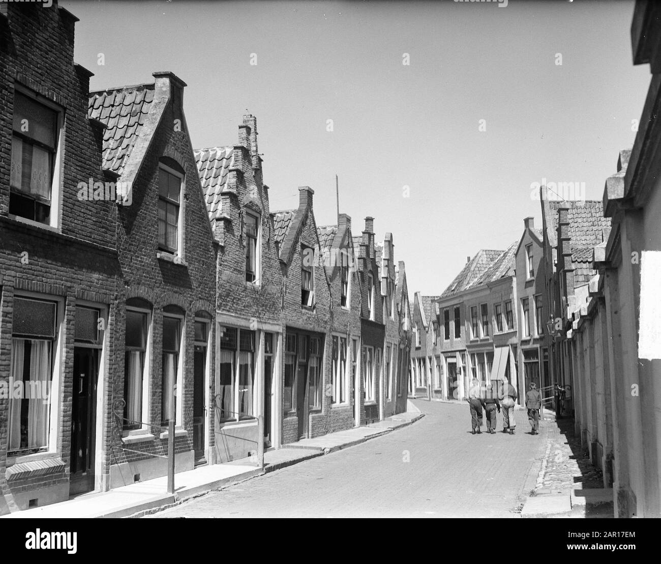 Zierikzee Anmerkung: Long St. Jansstraat Datum: 2. Mai 1949 Ort: Zeeland, Zierikzee Schlüsselwörter: Stadtansichten, Straßen Stockfoto