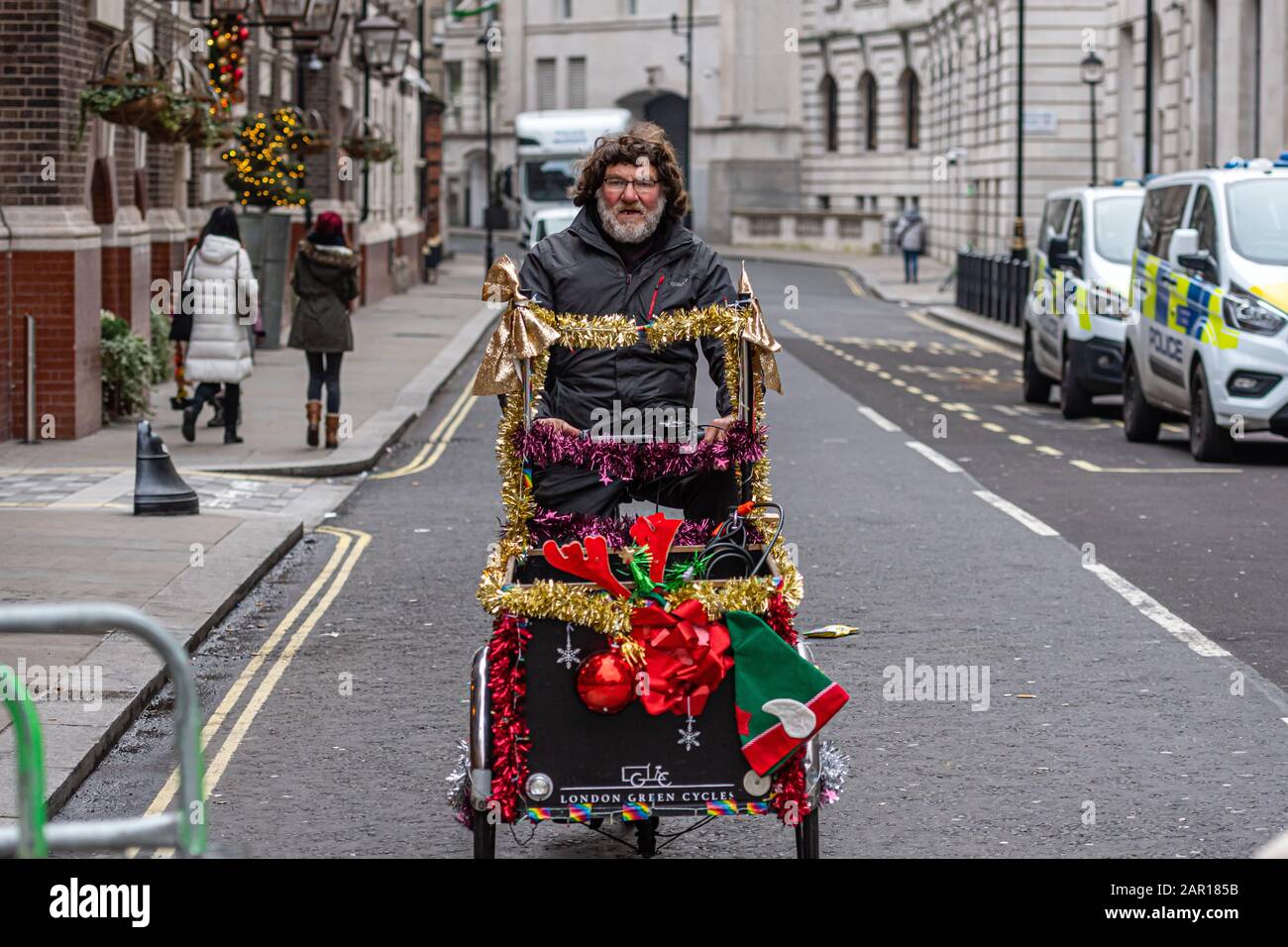 London, Großbritannien - 1. Januar 2020: Ein grauer Mann verlässt die London New Years Day Parade 2020 Stockfoto