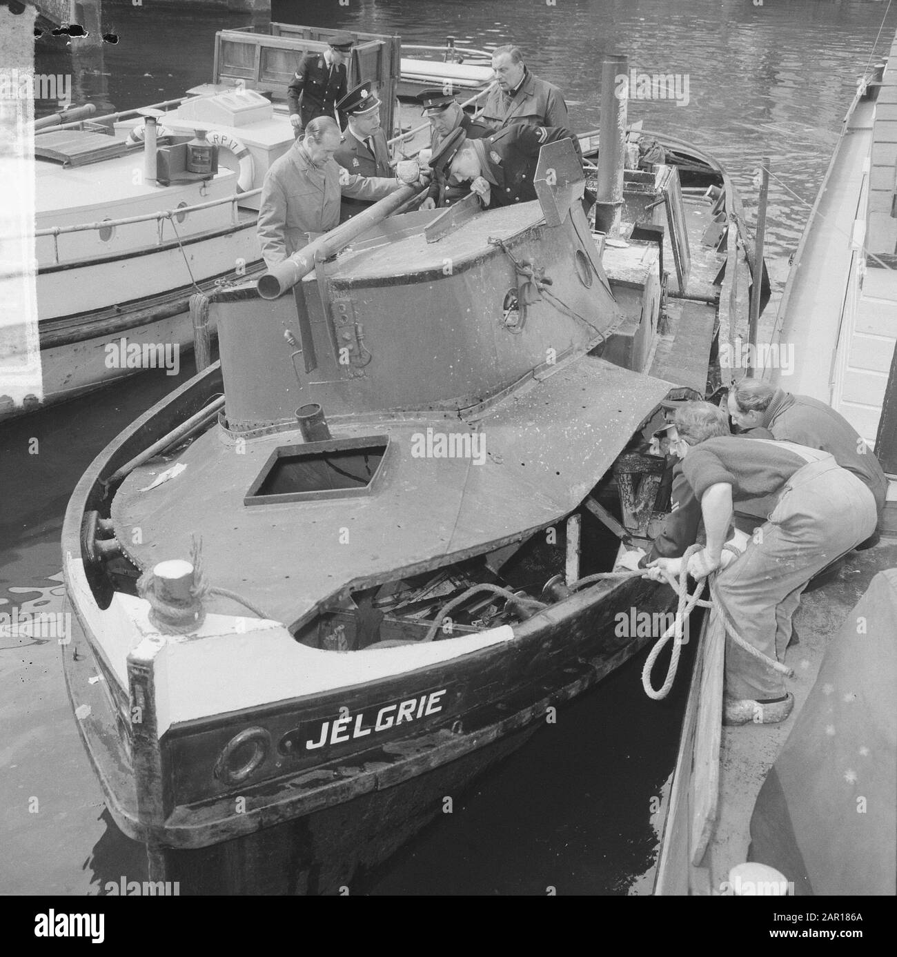 Schleppboot explodierte innen in Amsterdam de Jelgrie, dessen Oberdeck abgerissen wurde Datum: 27. april 1965 Standort: Amsterdam, Noord-Holland Schlagwörter: Explosionen, Schlepper Stockfoto