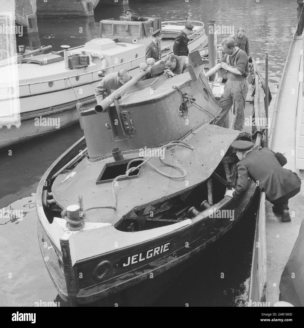 Schleppboot explodierte innen in Amsterdam de Jelgrie, dessen Oberdeck abgerissen wurde Datum: 27. april 1965 Standort: Amsterdam, Noord-Holland Schlagwörter: Explosionen, Schlepper Stockfoto