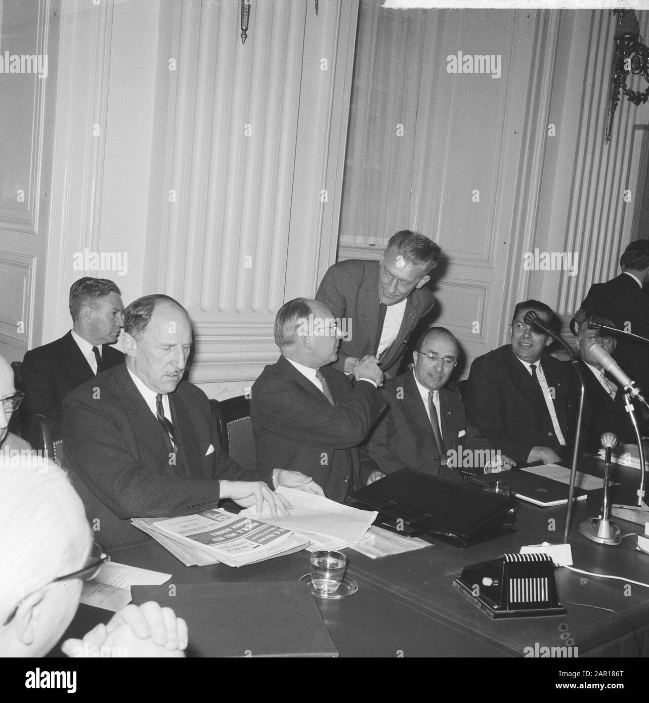 Zweite Kammer, Regierungstabelle Datum: 27. April 1965 Schlüsselwörter: Kabinette, Minister, Regierungstabellen Name Der Institution: Haus Stockfoto