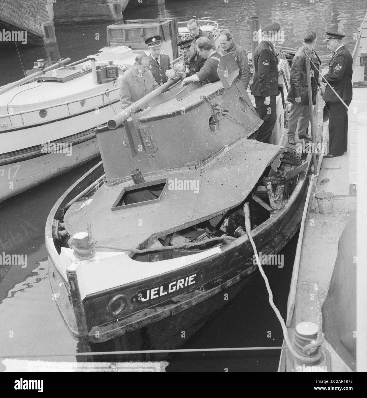 Schleppboot explodierte innen in Amsterdam de Jelgrie, dessen Oberdeck abgerissen wurde Datum: 27. april 1965 Standort: Amsterdam, Noord-Holland Schlagwörter: Explosionen, Schlepper Stockfoto