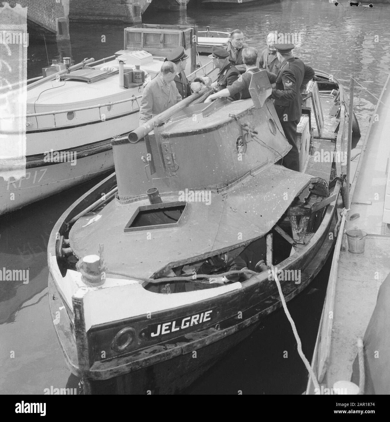 Schleppboot explodierte innen in Amsterdam de Jelgrie, dessen Oberdeck abgerissen wurde Datum: 27. april 1965 Standort: Amsterdam, Noord-Holland Schlagwörter: Explosionen, Schlepper Stockfoto