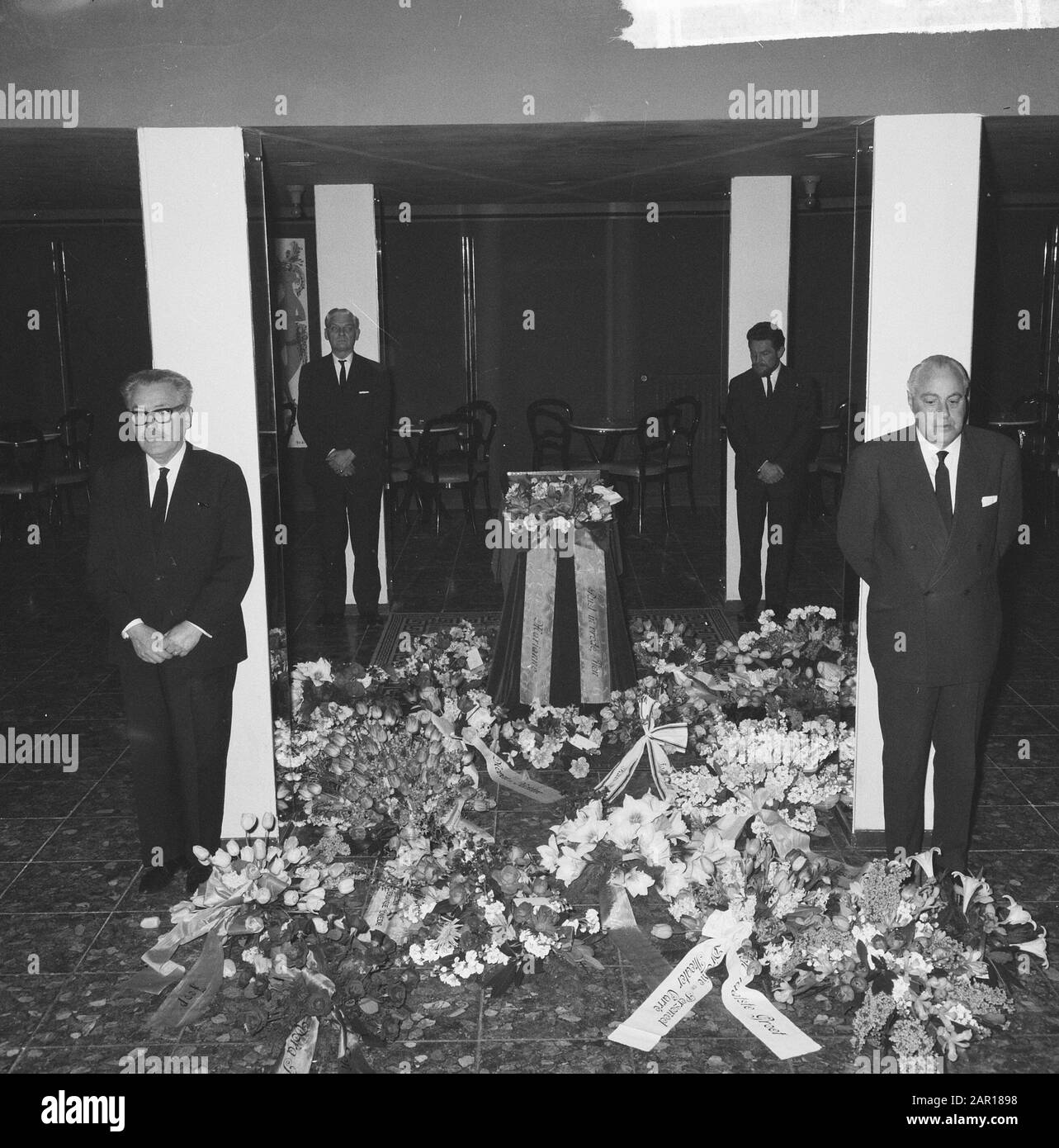 Fien de la Mar ist angelegt. Rund um die Latte hinter der linken J. W. Hofstra rechts Wim Ibo, vorne links Walter Denijs rechts Tonny Schifferstein Datum: 28. april 1965 Schlagwörter: Todesschütze Personenname: Denijs, Walter, Hofstra, J. W. W., Ibo, Wim, Schifferstein, Tonny Stockfoto