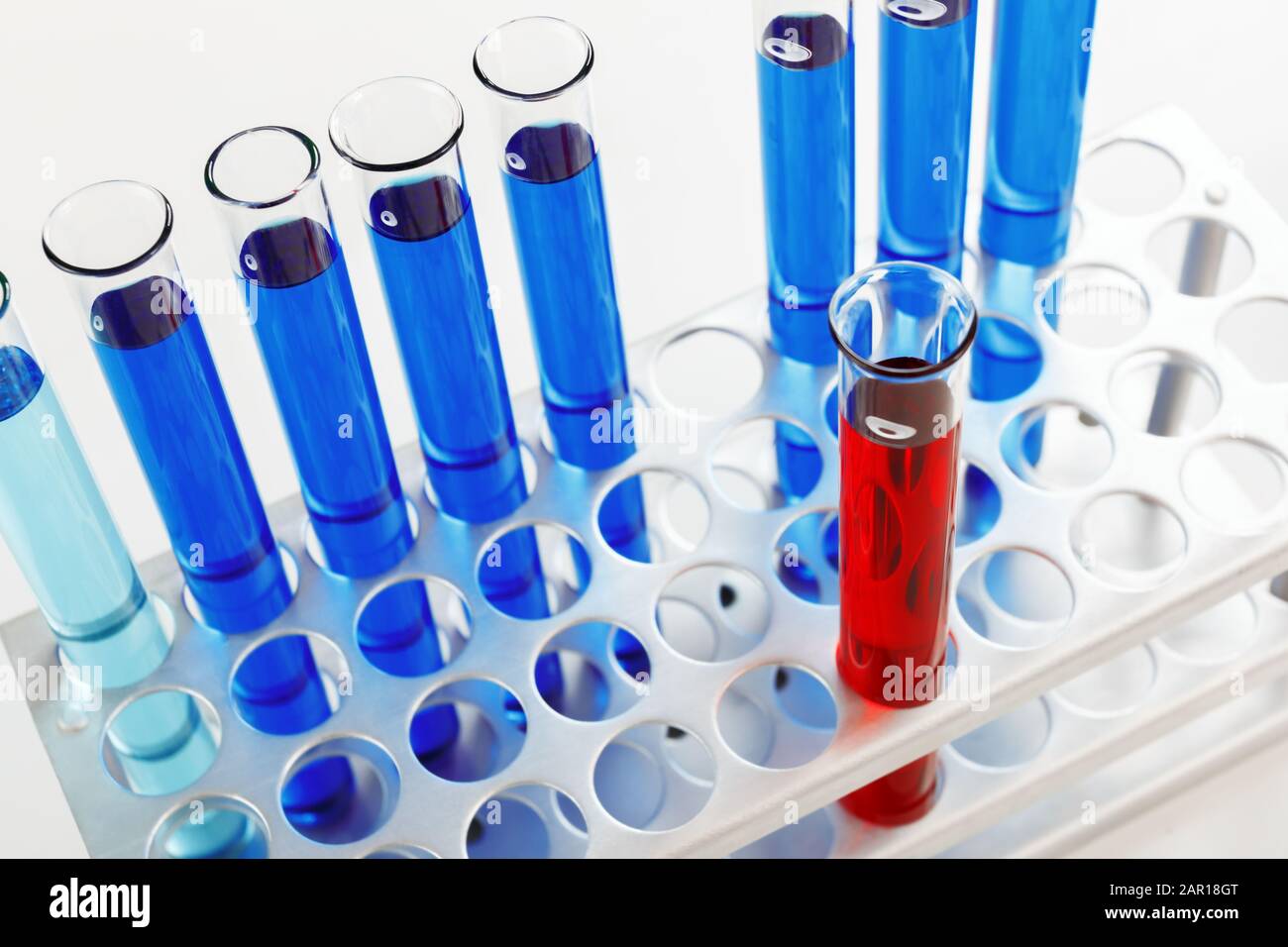 Reagenzglas mit einem positiven Bluttest für das Coronovirus-Virus. Biochemische Prüfung. Stockfoto