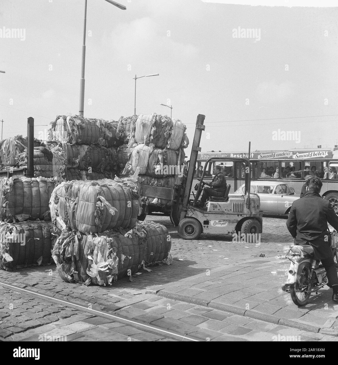 Truck zu schnell Lost Cargo on Marconipl in Rotterdam (Rappen) Datum: 10. Mai 1965 Standort: Rotterdam, Zuid-Holland Schlüsselwörter: Voden, Trucks Stockfoto
