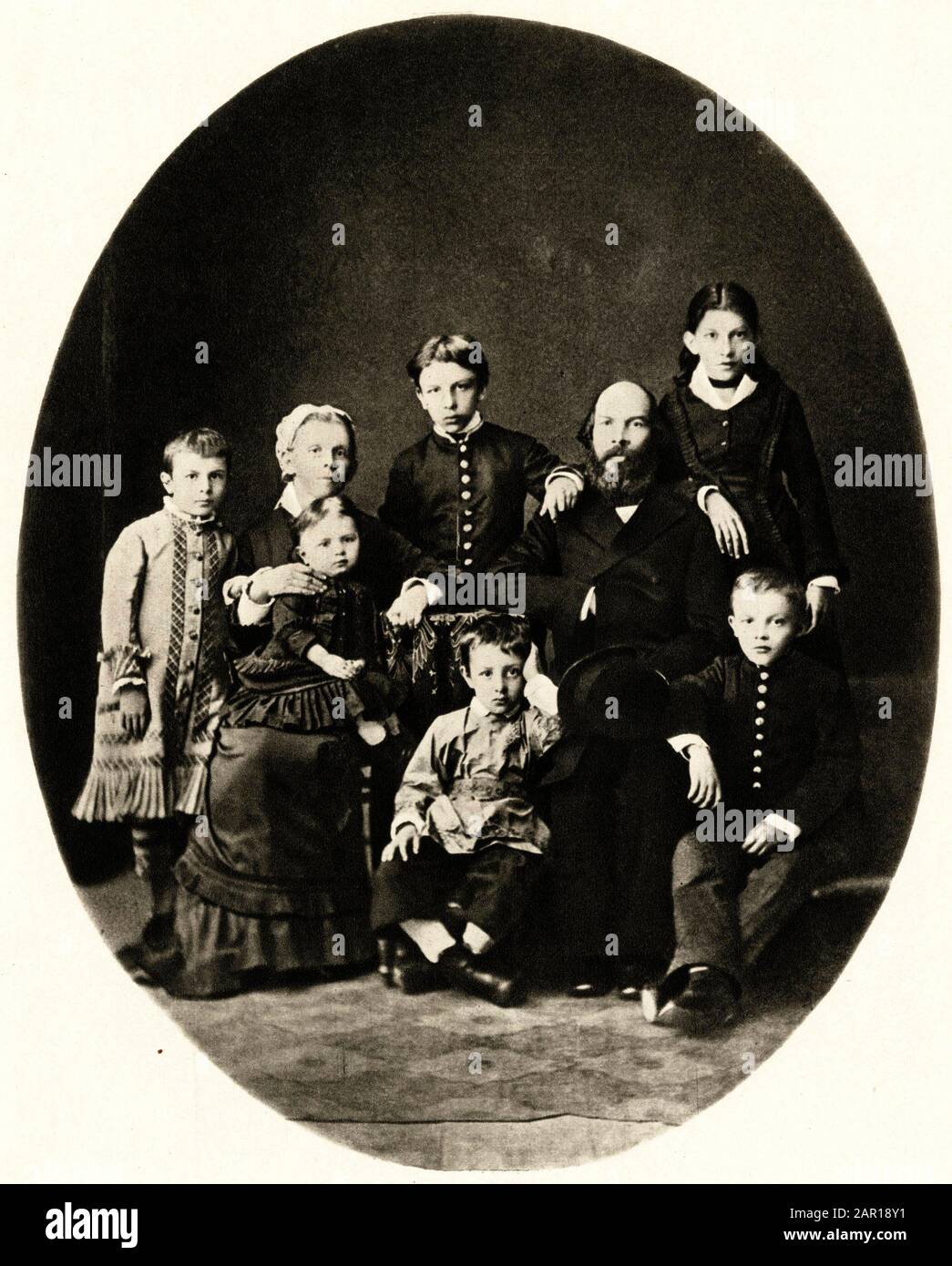 Lenin (Vladimir Ilitch Oulianov dit, 1870-1924) Eleve, au Milieu de sa famille, a Simbirsk (Russie), en 1879 - Stockfoto