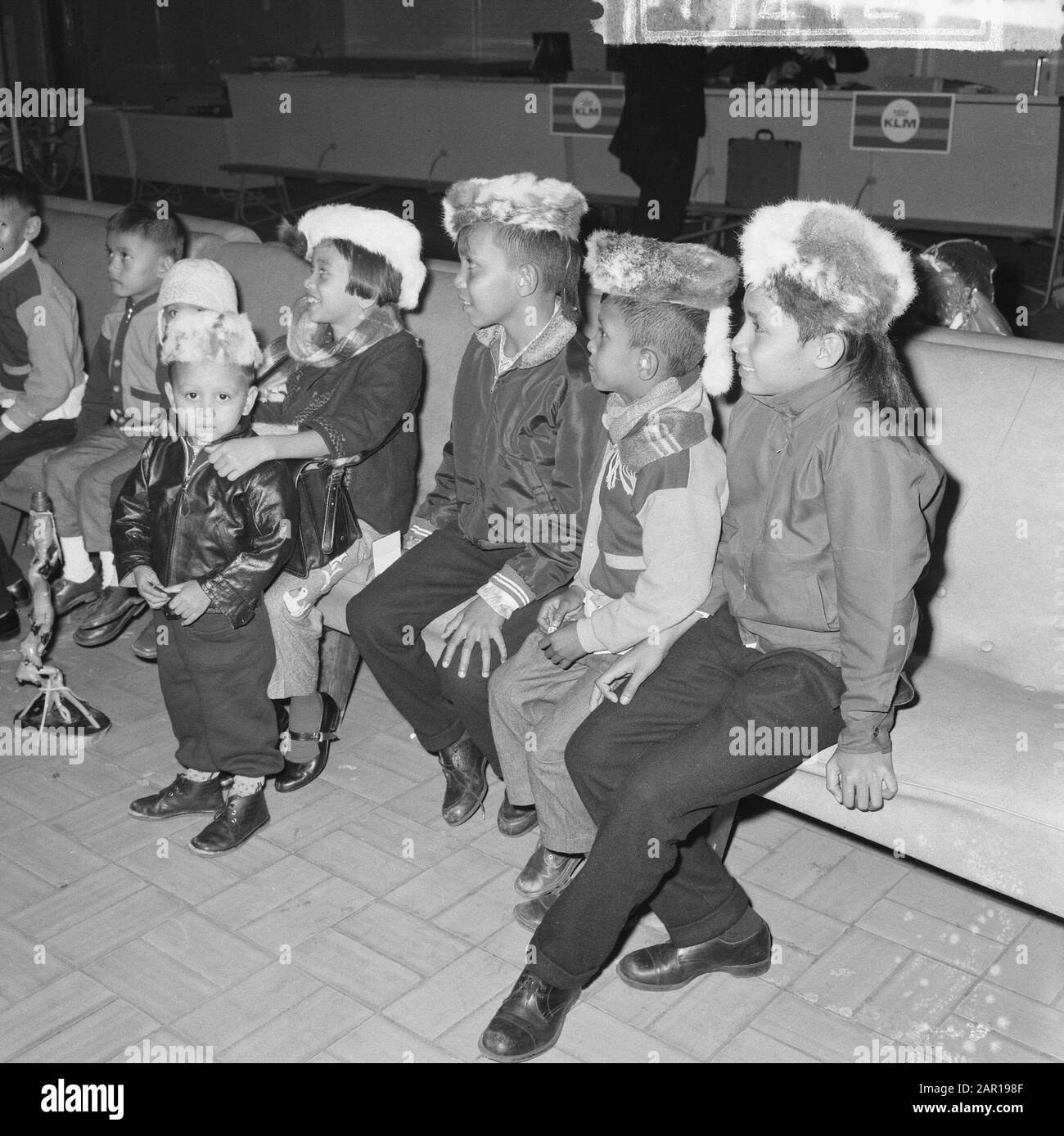 Toppi Kelientji (Kaninchenhut) rast in Indonesien, Jungen mit Kappen auf Schiphol Datum: 7. Dezember 1964 Ort: Noord-Holland, Schiphol Schlüsselwörter: JONDS Stockfoto