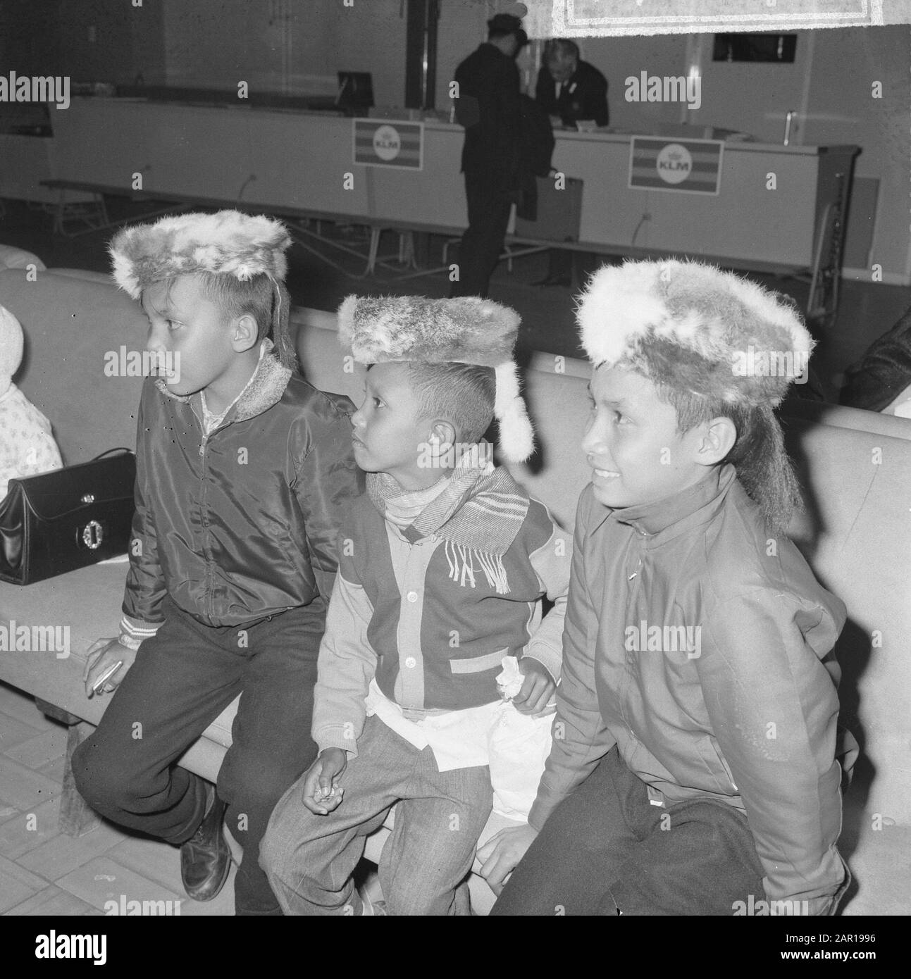 Toppi Kelientji (Kaninchenhut) rast in Indonesien, Jungen mit Kappen auf Schiphol Datum: 7. Dezember 1964 Ort: Noord-Holland, Schiphol Schlüsselwörter: JONDS Stockfoto