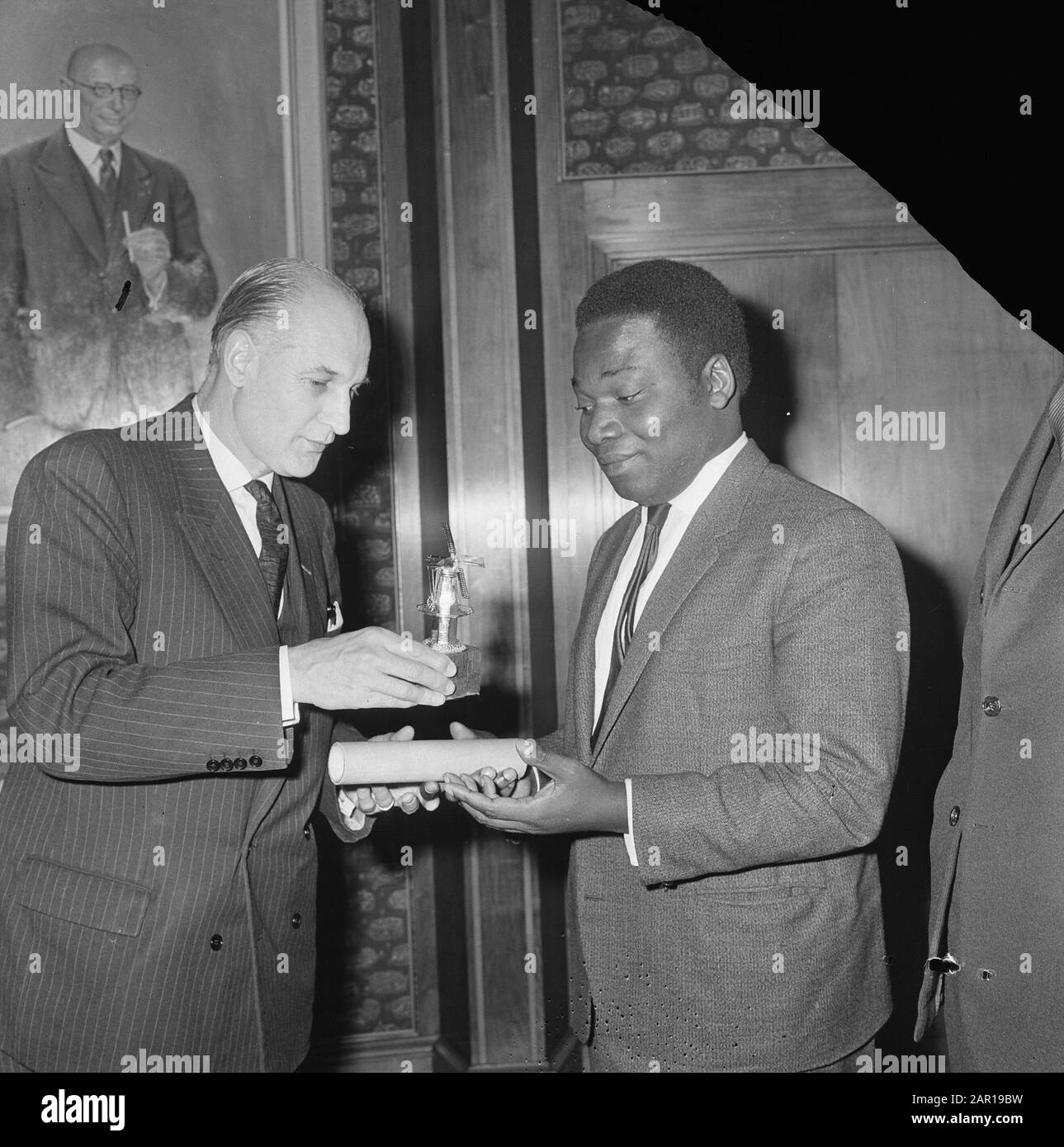 Moulin dor von Minister Bot in Den Haag an Jean Bitchoka verliehen Datum: 8. Dezember 1964 Ort: Den Haag, Zuid-Holland Personenname: Bot, Theo Stockfoto