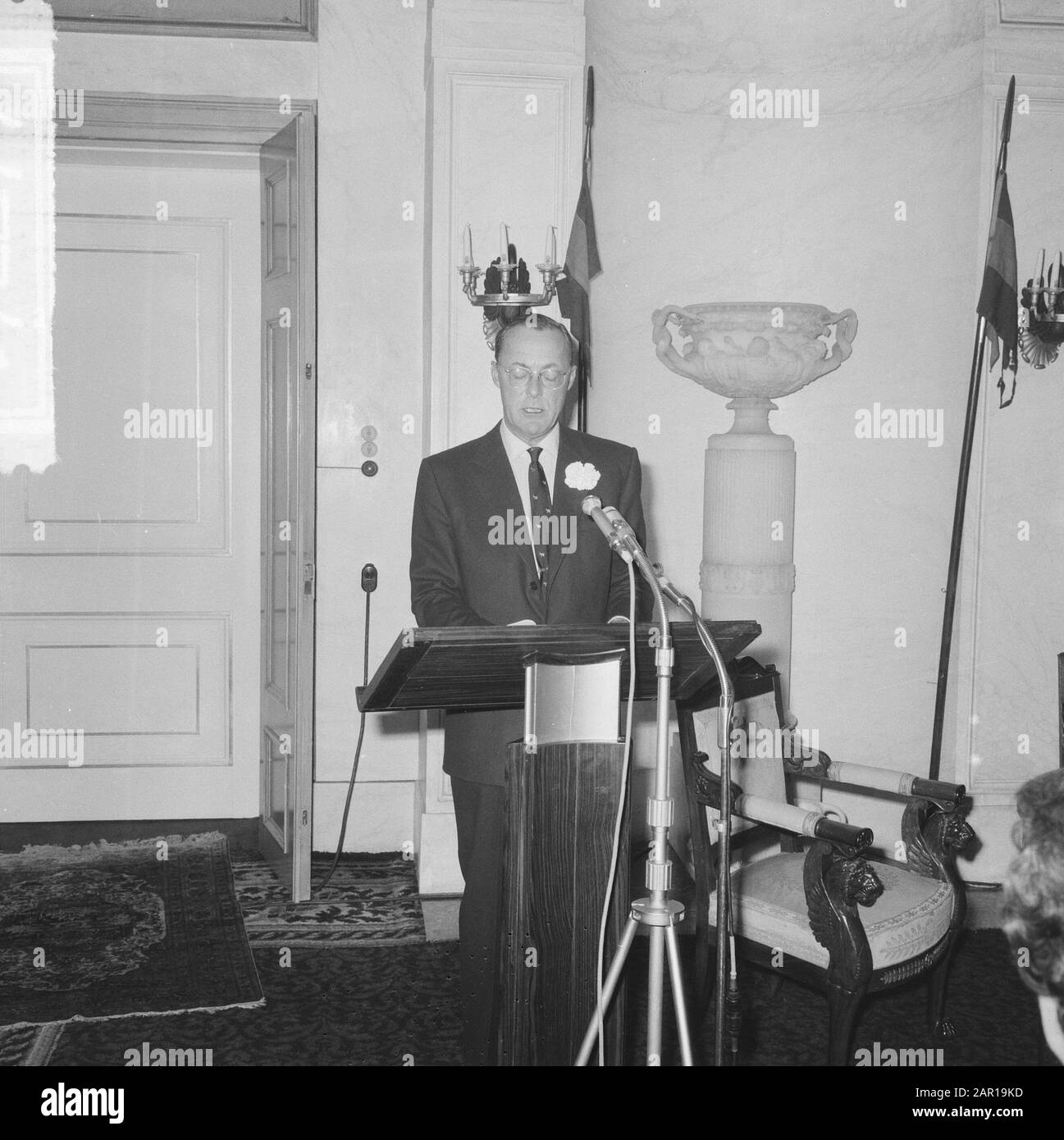 Prins Bernhard installiert Kuratorium der Stiftung Volk und Verteidigung im Palast Soestdijk, Fürst während der Rede Datum: 10. Dezember 1964 Ort: Soestdijk, Utrechter Schlüsselwörter: Verteidigung, Königshaus, Fürsten, Reden persönlicher Name: Bernhard, Prinzenname: Stichting Volk en Defence Stockfoto