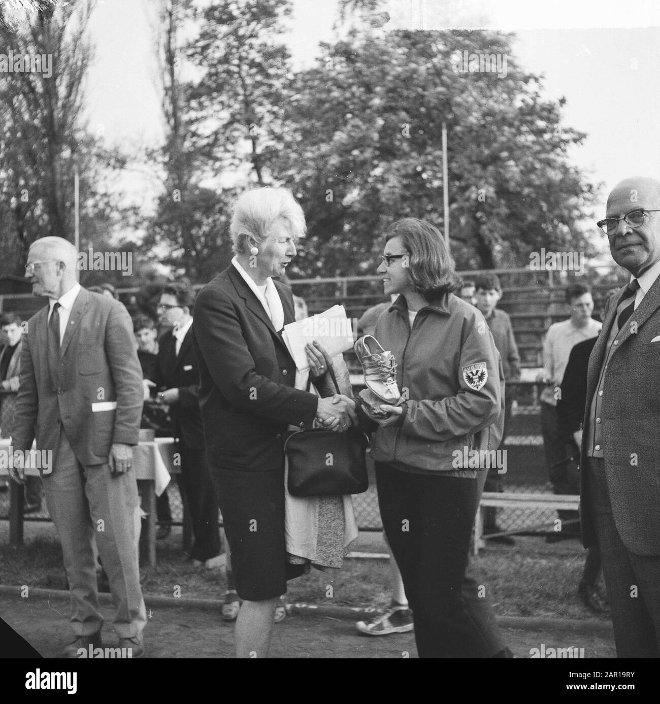 Fünftes National-Star-Turnier zu den Goude Spike gratuliert Fanny Blankers-Koen Geesje Soesbeek Datum: 23. Mai 1965 Schlüsselwörter: Leichtathletik persönlicher Name: Blankers-Koen, Fanny Stockfoto