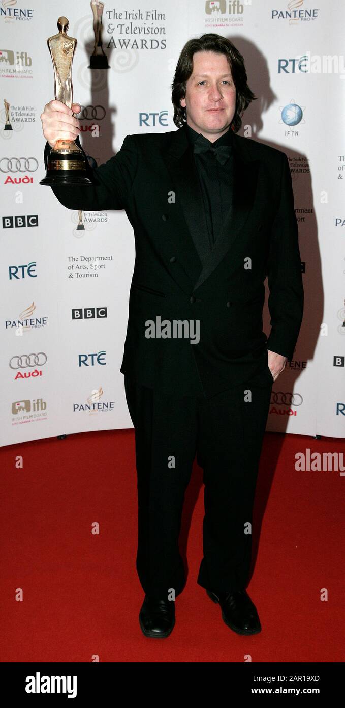 Dublin, IRLAND - 14. FEBRUAR: Ciaran Donnelly mit seinem irischen Film- und Fernsehpreis "The Tudors" besucht den Presseraum bei den 6. Jährlichen Irish Film and Television Awards im Burlington Hotel am 14. Februar 2009 in Dublin, Irland. Stockfoto