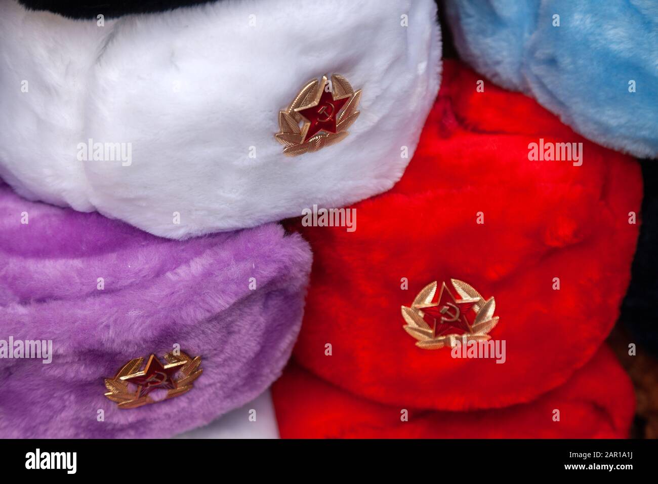 Ohrklappen für Pelze mit roten Sternen im Souvenirladen in der Moskauer Straße. Wintermützen, sowjetischen und russischen Militäruniformen, Reisen nach Russland, Touristengi Stockfoto