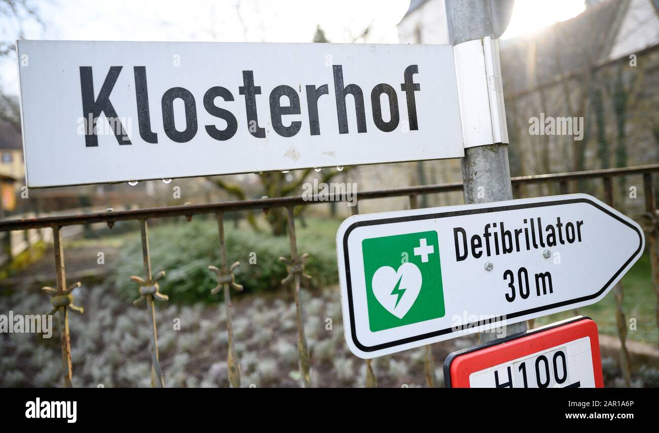 25. Januar 2020, Baden-Württemberg, Schöntal: Ein Schild zeigt die Richtung, in der ein Defibrillator hängt. Foto: Sebastian Gollnow / dpa Stockfoto