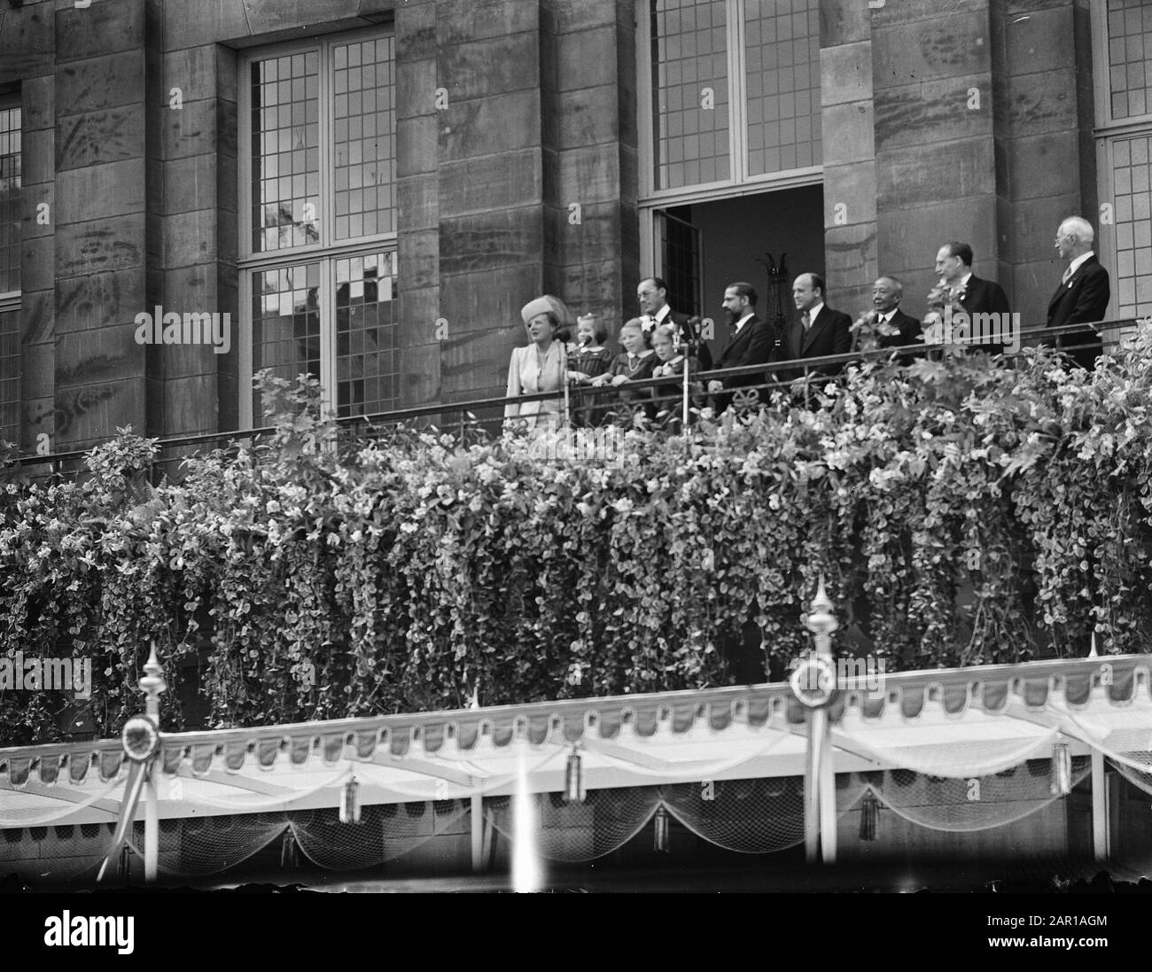 Abdankung Königin Wilhelminas/Einweihung der Königin Juliana Abdankung Königin Wilhelminas. Balconette Szene. Die neue Königin mit ihrer Familie auf dem Palastbalkon, nachdem sich Prinzessin Wilhelmina zurückgezogen hat. Hinzu kommen die drei Führer der Deputationen aus bzw. aus dem Ned. Antillen, Suriname und Indonesien (Bundesregierung). Darüber hinaus haben Premierminister Dr. W. Drees und der Präsident des Senats, Prof. R. Kranenburg, die alle den Akt der Abdankung mitunterschrieben Datum: 4. September 1948 Ort: Amsterdam, Noord-Holland Schlüsselwörter: Abdierungen, Königshaus persönlicher Name: Drees W., Juliana (Königin Ne Stockfoto