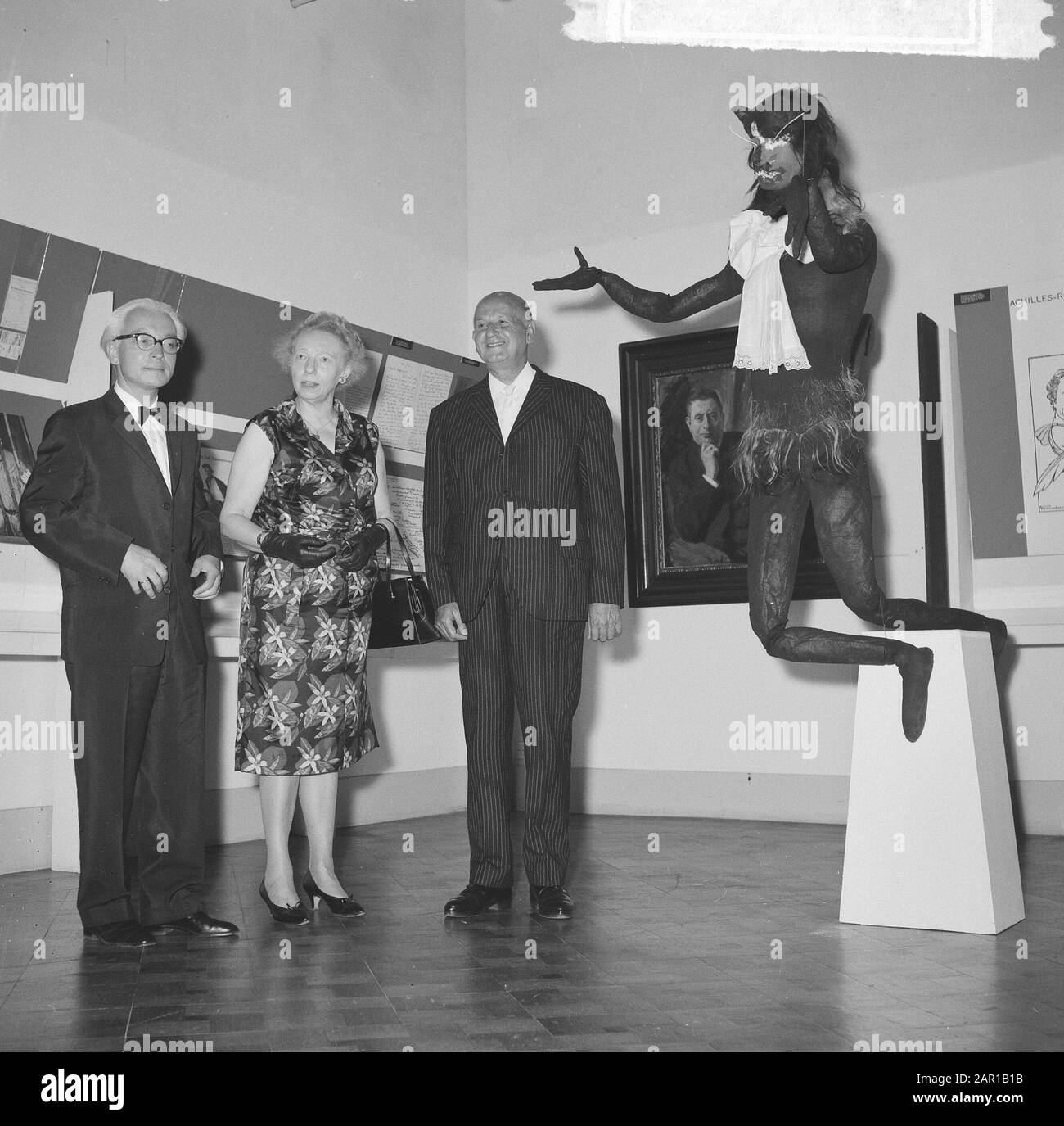 Willem van Capellen (rechts) und Miss Zeelenberg (Mitte) bei der Eröffnung einer Ausstellung zum Leben und Werk Herman Heijermans Datum: 10. Juni 1965 Schlagwörter: Eröffnungen, Ausstellungen persönlicher Name: Capellen, Willem van, Zeelenberg, Nancy Stockfoto