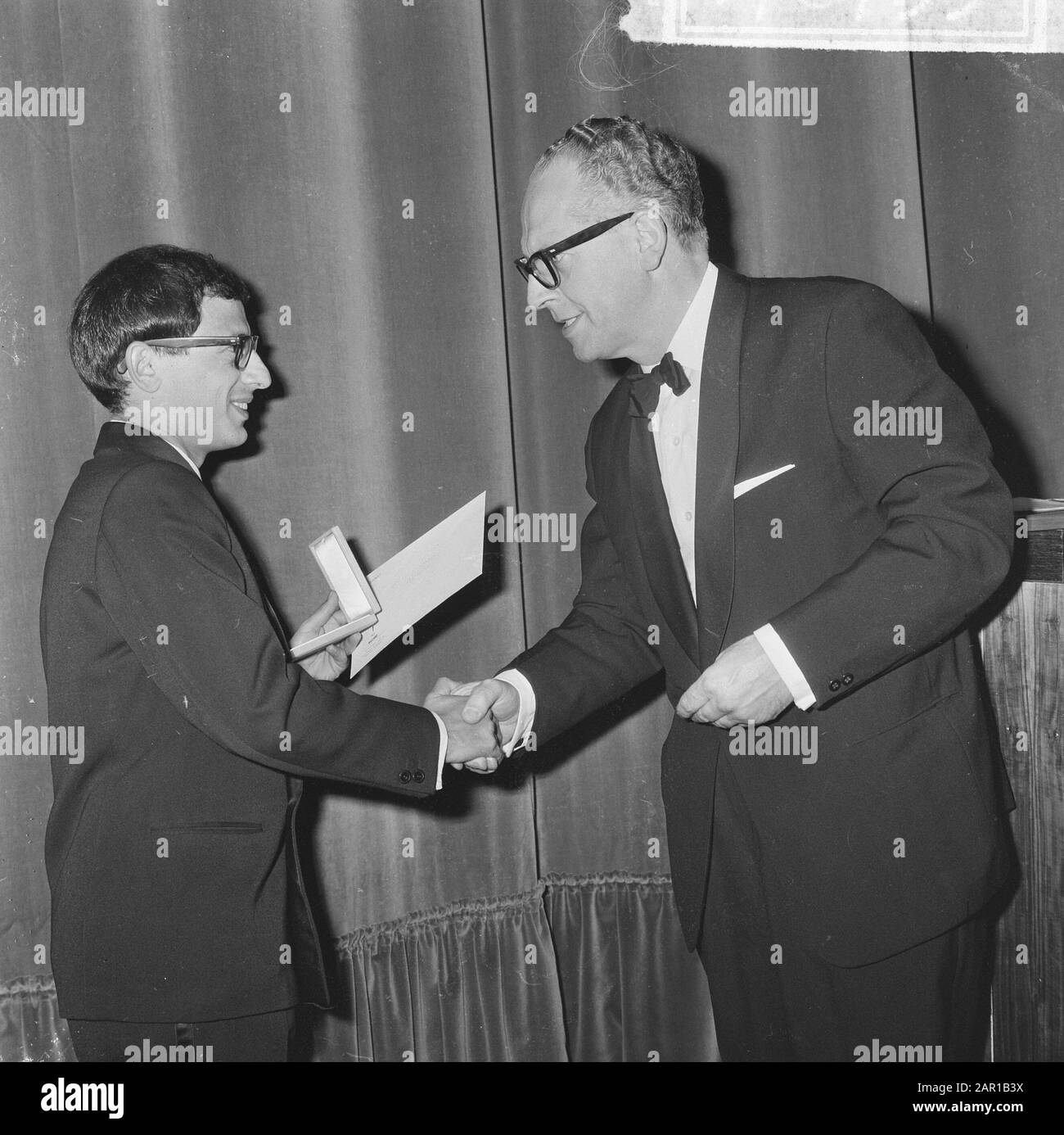 Ende der Filmwoche in Arnhem vergibt Minister Vrolijk Staatsprijs voor filmkunst 1965 an Filmemacher Frans Weisz (links) Datum: 19. Juni 1965 Ort: Arnhem, Gelderland Schlagwörter: Filmwochen, Preisverleihung Personenname: Vrolijk, Maarten, Weisz, Französisch Stockfoto