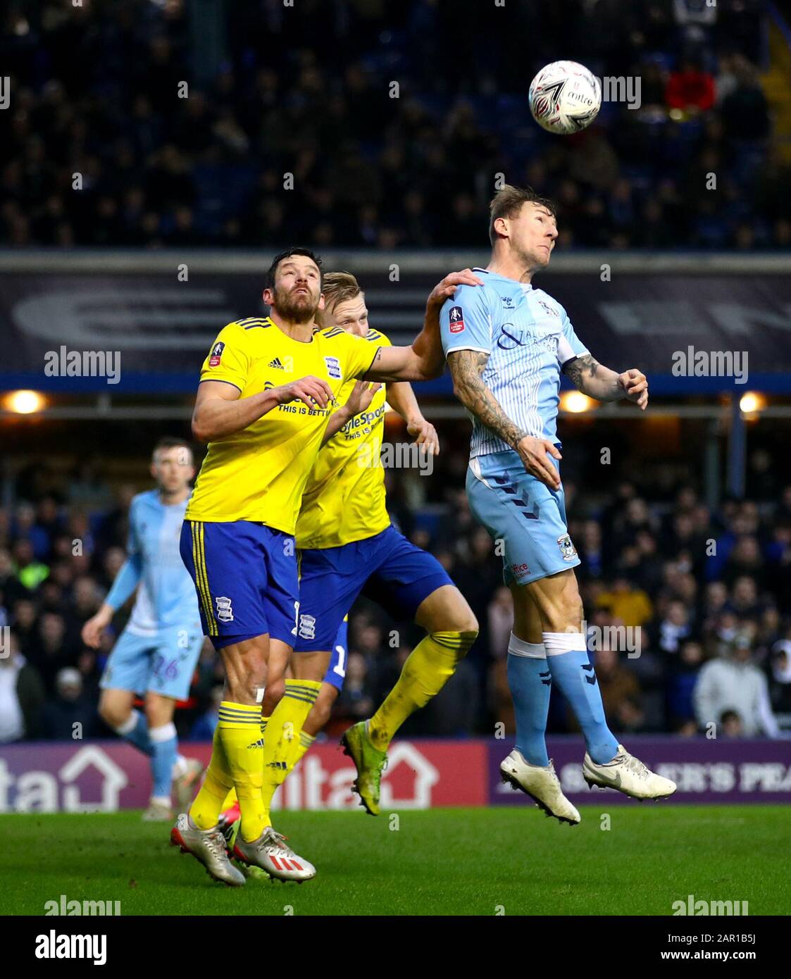 Der Kyle McFadzean von Coventry City steht beim vierten Spiel im FA Cup im St Andrew's Billion Trophy-Stadion in Birmingham an der Spitze des Balls. Stockfoto