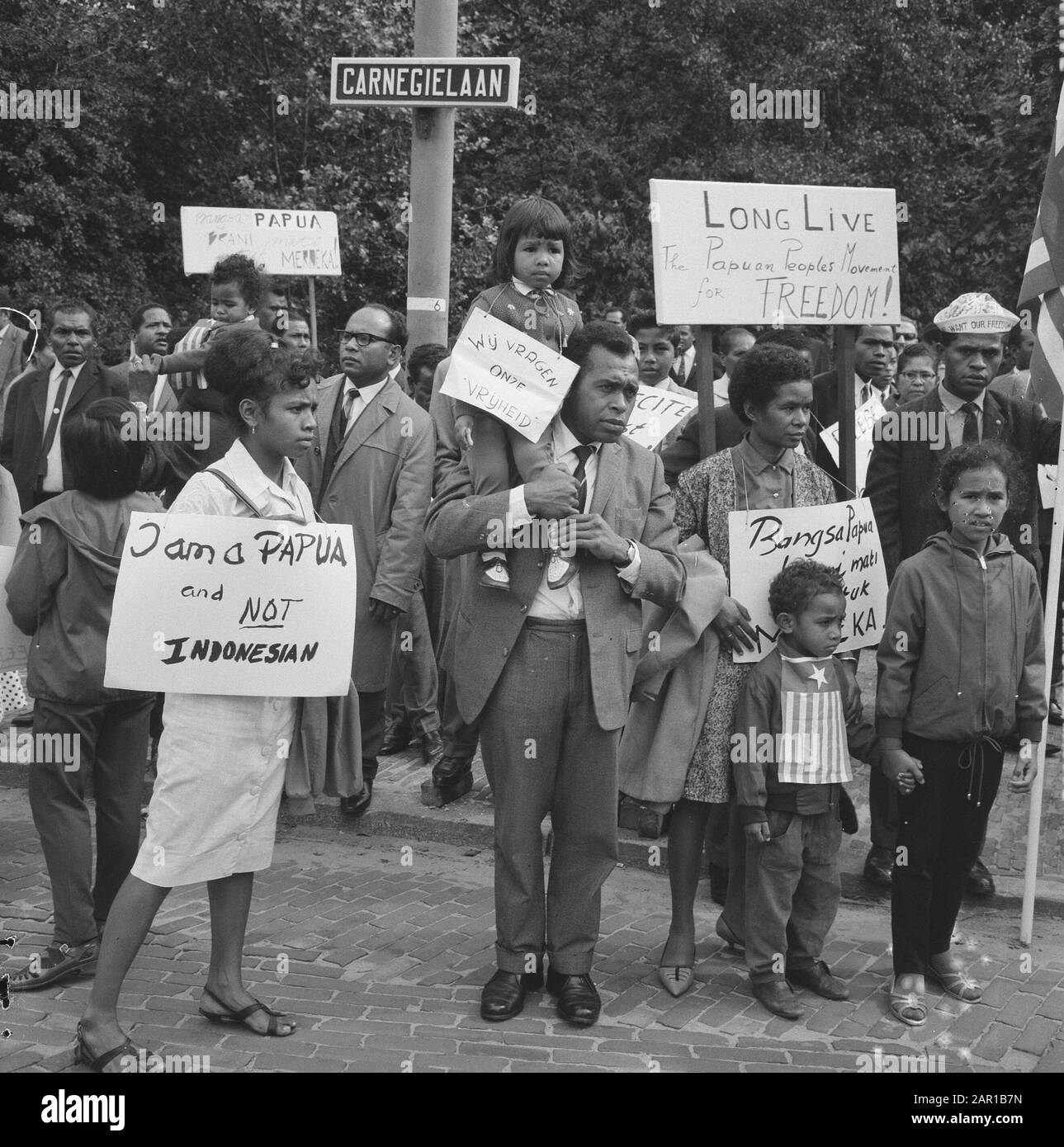 Papua demonstriert in den Haag, Papua kämpft miteinander Datum: 23. August 1965 Ort: Den Haag, Süd-Holland Schlagwörter: Demonstrationen, Banner Personenname: Papua Stockfoto