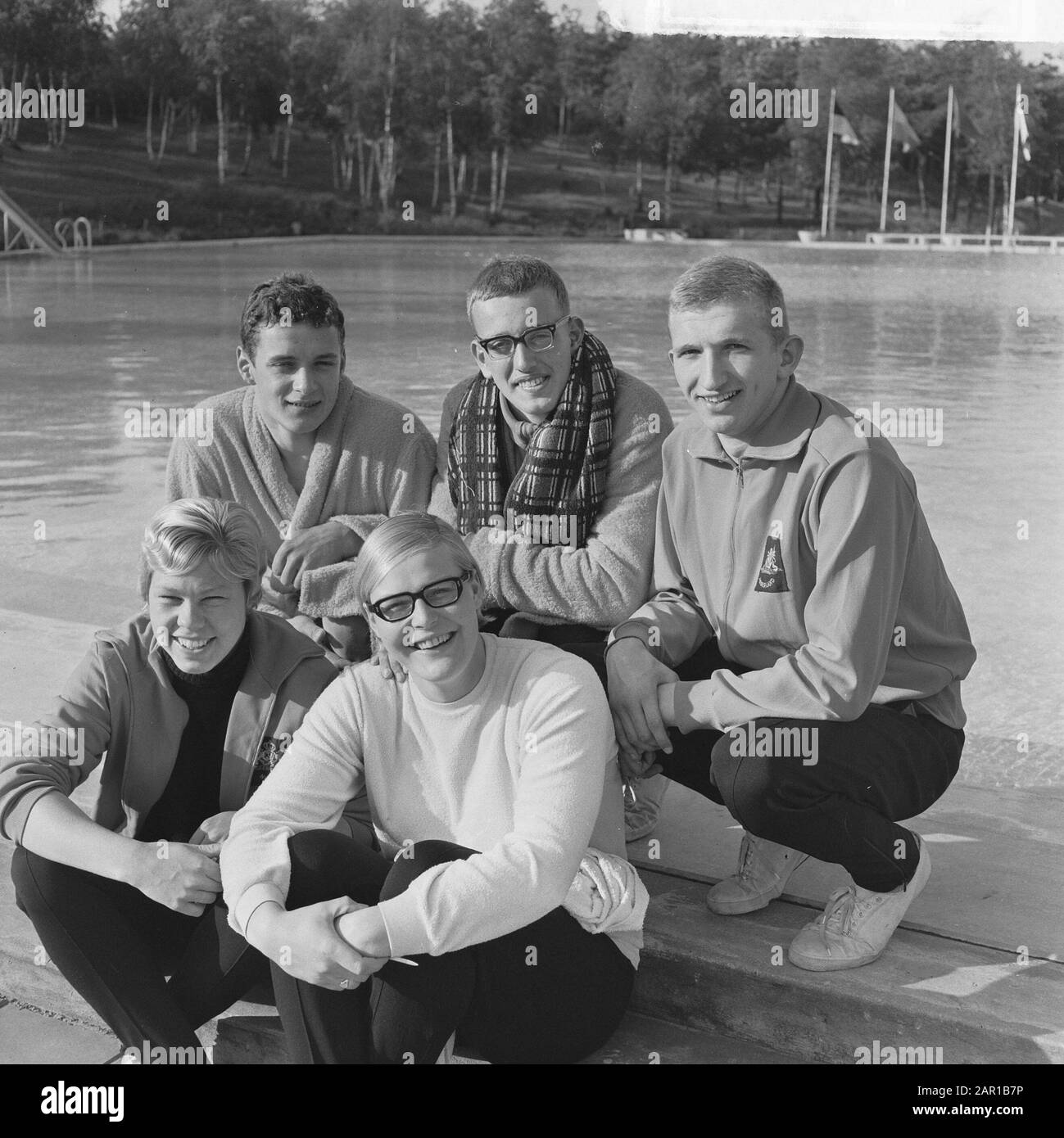 Schwimmen Niederlande gegen Deutschland bei Brunssum, v.l. Hans Spijkerman, Johan Schans, Chris van Lint, Klenie Bimolt und Ada Kok Datum: 20. Juni 1965 Ort: Brunssum Schlagwörter: Schwimmer Personenname: Bimolt, Klenie, Kok, Ada, Ribbon, Chris van, Schans, Johan, Spijkerman, Hans Stockfoto