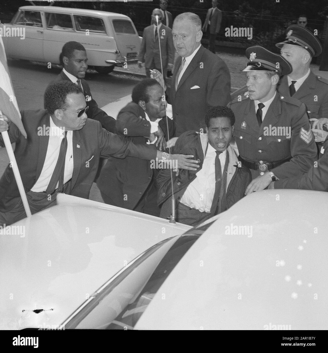 Papua demonstriert in den Haag, Papua kämpft miteinander Datum: 23. August 1965 Ort: Den Haag, Süd-Holland Schlüsselwörter: Protesters persönlicher Name: Papua Stockfoto