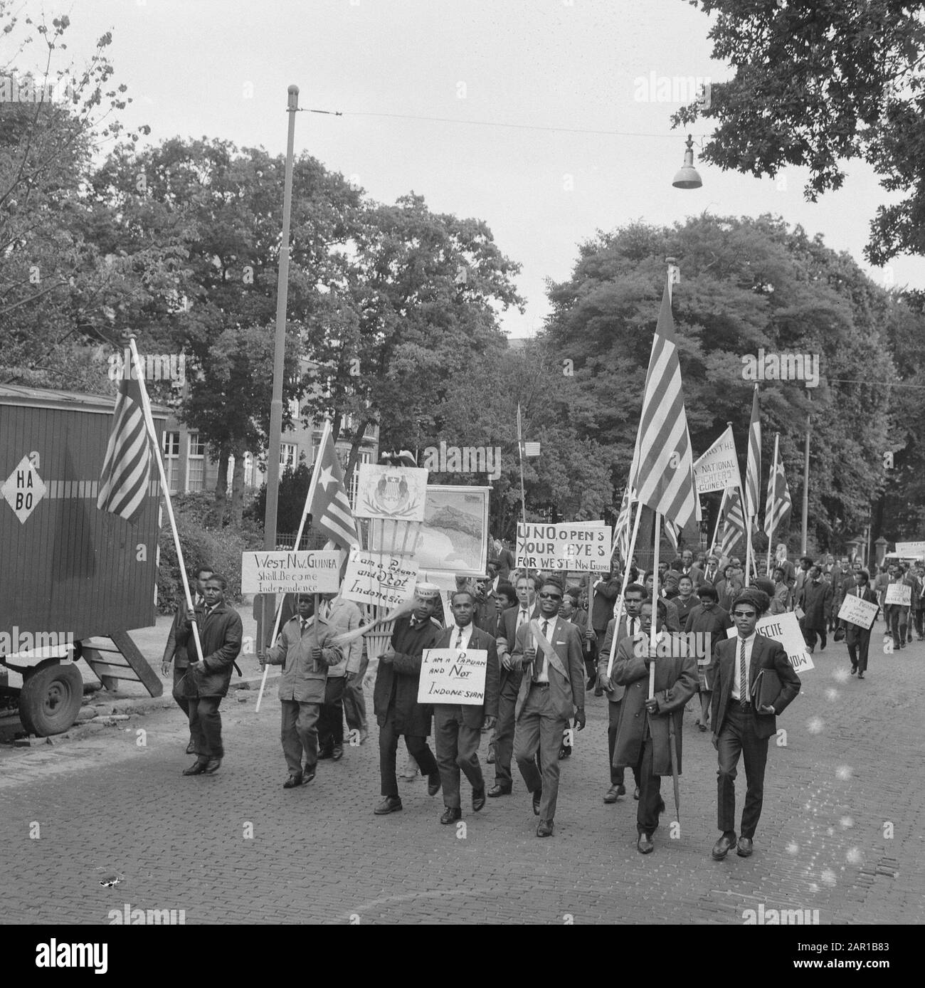 Papua demonstriert in den Haag, Papua kämpft miteinander Datum: 23. August 1965 Ort: Den Haag, Süd-Holland Schlagwörter: Demonstrationen, Banner Personenname: Papua Stockfoto