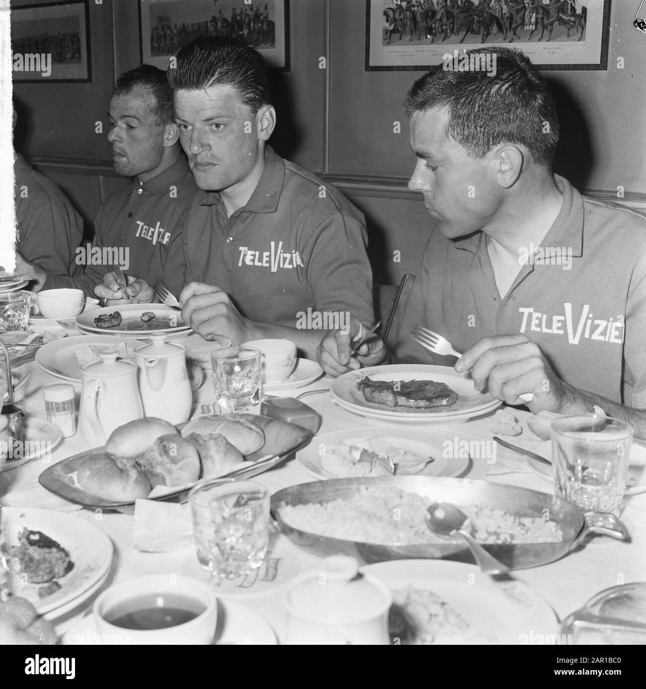 Tour de France, erste Etappe Köln Liège, vor dem Angriff von r.n.l. Jo de Roo, Nijdam und Maliepaard bei der Mahlzeit Gezeiten Datum: 22. Juni 1965 Schlüsselwörter: Etappen, Mahlzeiten, Radfahrer persönlicher Name: Jo de Roo, Maliepaard Stockfoto
