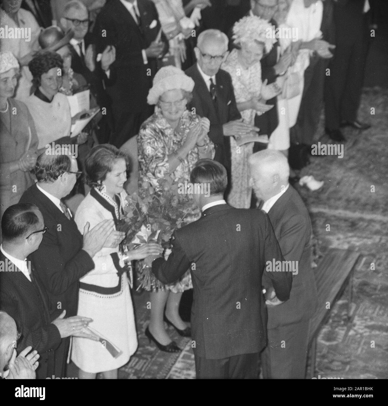 Erasmus-Preisverleihung in der Kongresshalle überreicht Prinz Bernha Frau Oona Chaplin ONeill Datum: 24. Juni 1965 Schlagwörter: Queens, Preisverleihung Personenname: Bernhard, Prinz, Erasmus-Preise Institutionenname: Kongressgebäude Stockfoto