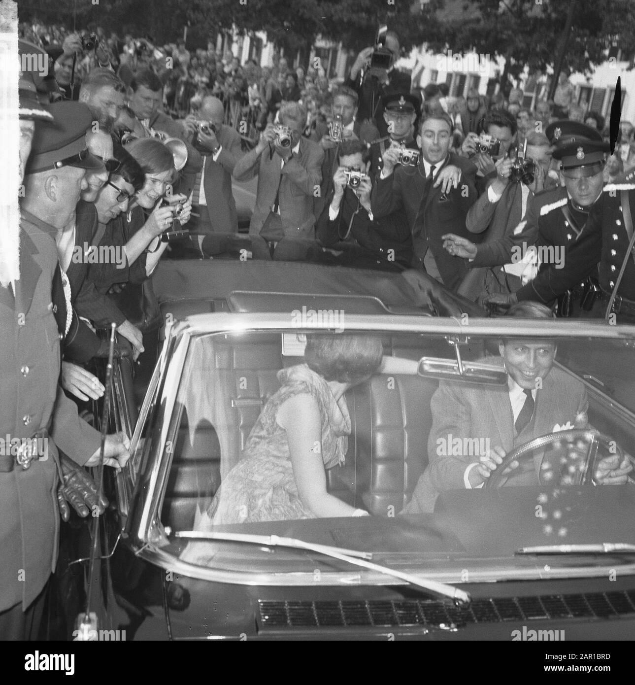 Engagement Prinzessin Beatrix, das betrohrte Paar während der Tour Datum: 28. Juni 1965 Schlüsselwörter: Driving Tours, Engagement, Verlobte persönlicher Name: Beatrix, Prinzessin Stockfoto