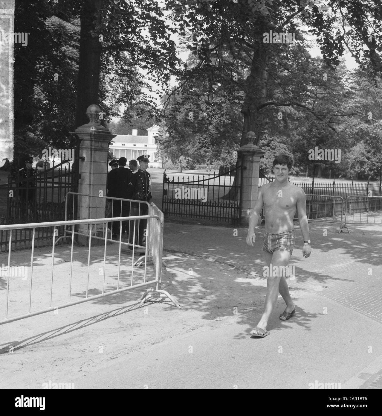 Engagement Prinzessin Beatrix, Junge im Badeanzug am Palast Datum: 28. Juni 1965 Schlüsselwörter: Engagement persönlicher Name: Beatrix, Prinzessin Stockfoto